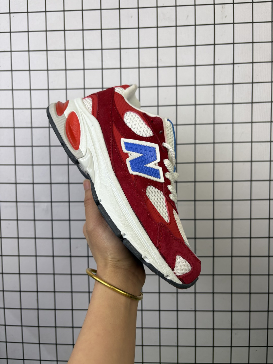 💰180 公司级✅New Balance 2010系列 新百伦 复古老爹风网布跑步休闲运动鞋 新百伦经典配色 沿袭了面世之初的经典科技 以ENCAP中底配以升级版 N-ERGY缓震物料 鞋面则采用特色的柔软麂皮搭以NewBalance经典的尼龙网布 低调中还原跑鞋本真 更年轻化的设计理念与材质 让新世代青年得以用全新视角体验经典鞋款的传奇魅力 货号:U2010AOA 尺码:36 37 37.5 38 38.5 39.5 40 40.5 41.5 42 42.5 43 44 45 编码旭