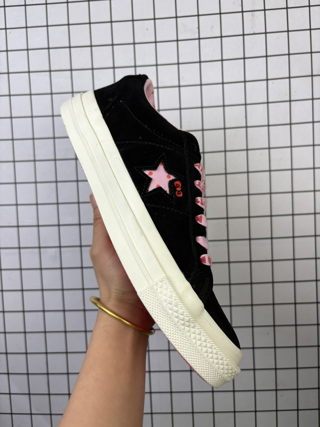 🈴💰130
匡威 Converse x Hello Kitty 联名款低帮休闲板鞋 362940C
配色结合经典的One Star鞋款 粉色鞋身 侧面星星搭配刺绣蝴蝶结 呈现风格极为有趣 少女心十足
两副鞋带 可替换使用或花式系带 根据服饰的色彩随意切换造型!
码数:35 36 36.5 37 37.5 38 39 39.5 40 41 41.5 42 42.5 43 44
编码648