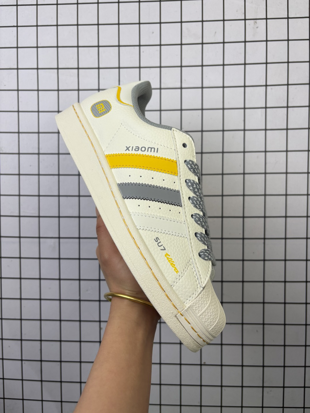 💰90
阿迪达斯AD Originals Superstar 经典贝壳头休闲板鞋 纯白 B27136 纯原鞋楦 立体LOGO 国内最高工艺 原装超软一体蓝底 头层抗裂牛皮 原厂数据密度鞋带 鞋舌3D高频版 
尺码：36～45
编码：青H
货号：HS306