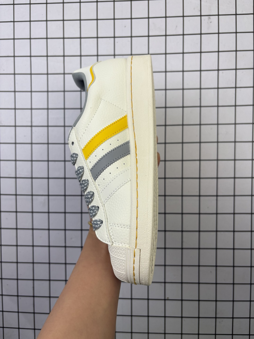 阿迪达斯AD Originals Superstar 经典贝壳头休闲板鞋 纯白 B27136 纯原鞋楦 立体LOGO 国内最高工艺 原装超软一体蓝底 头层抗裂牛皮 原厂数据密度鞋带 鞋舌3D高频版 编码:青H 货号:HS306