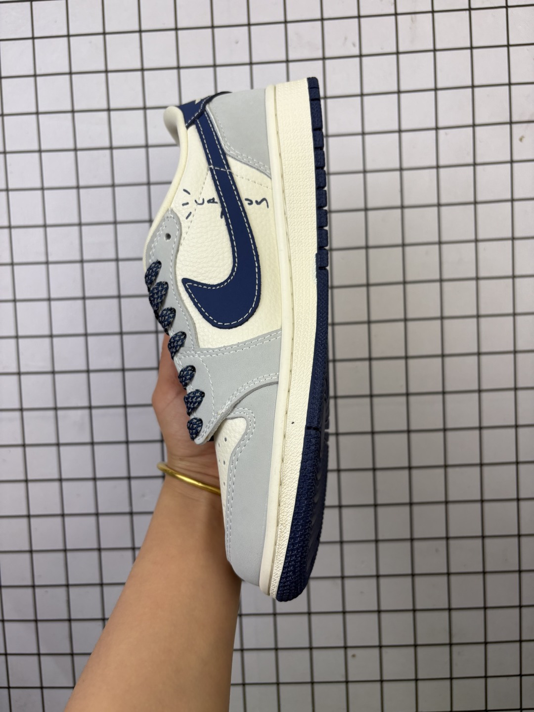 💰230
乔丹Air Jordan 1 Low AJ1乔1联名款倒勾低帮休闲复古文化运动板鞋 货号：XB1979 016
完美品质出货 细节如图所示 鞋面切割工整 冲孔整齐干净 中底拉帮线 整体清洁度非常好·

码数：36 36.5 37.5 38 38.5 39 40 40.5 41 42 42.5 43 44 44.5 45
编码577