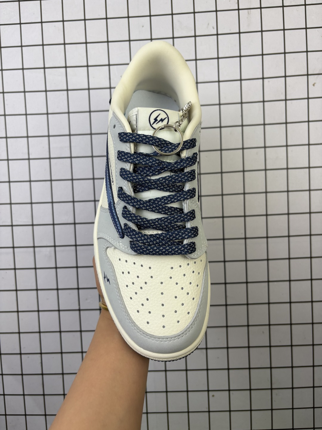 💰230
乔丹Air Jordan 1 Low AJ1乔1联名款倒勾低帮休闲复古文化运动板鞋 货号：XB1979 016
完美品质出货 细节如图所示 鞋面切割工整 冲孔整齐干净 中底拉帮线 整体清洁度非常好·

码数：36 36.5 37.5 38 38.5 39 40 40.5 41 42 42.5 43 44 44.5 45
编码577
