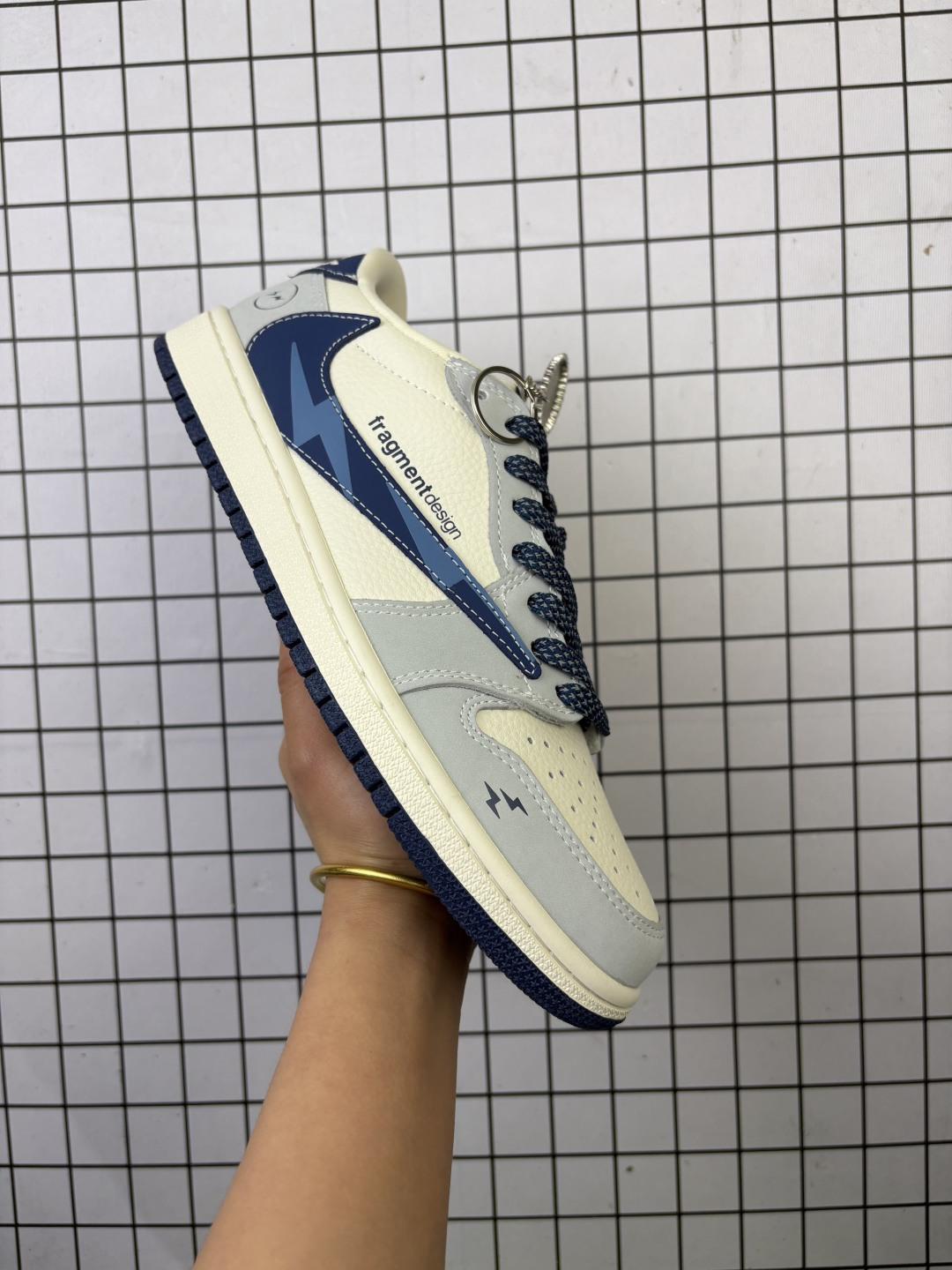 💰230
乔丹Air Jordan 1 Low AJ1乔1联名款倒勾低帮休闲复古文化运动板鞋 货号：XB1979 016
完美品质出货 细节如图所示 鞋面切割工整 冲孔整齐干净 中底拉帮线 整体清洁度非常好·

码数：36 36.5 37.5 38 38.5 39 40 40.5 41 42 42.5 43 44 44.5 45
编码577