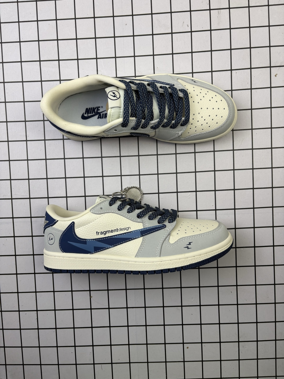 💰230
乔丹Air Jordan 1 Low AJ1乔1联名款倒勾低帮休闲复古文化运动板鞋 货号：XB1979 016
完美品质出货 细节如图所示 鞋面切割工整 冲孔整齐干净 中底拉帮线 整体清洁度非常好·

码数：36 36.5 37.5 38 38.5 39 40 40.5 41 42 42.5 43 44 44.5 45
编码577