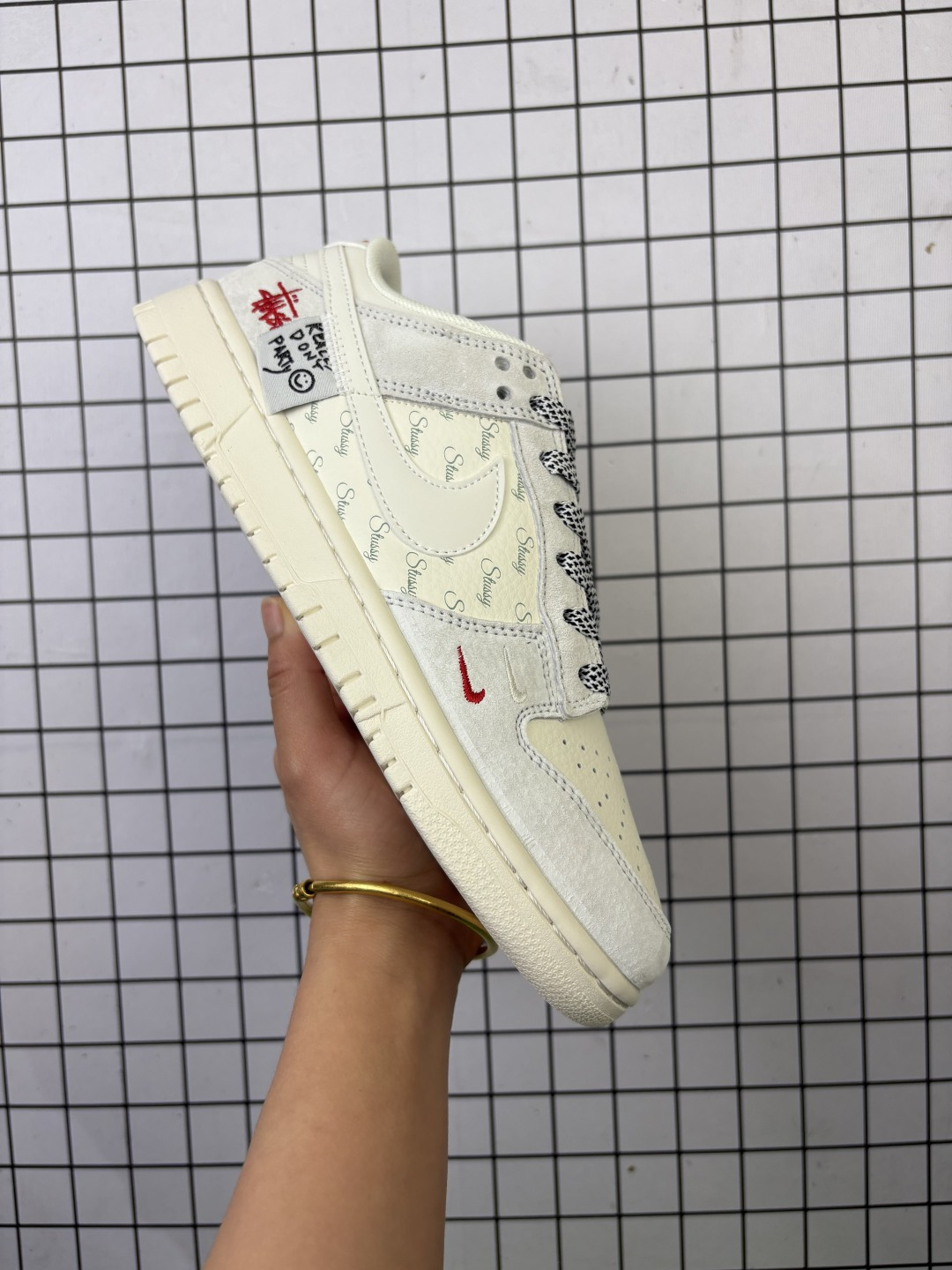 💰170
NIKE DUNK SB LOW 全新配色  古驰联名
定制Dunk SB顾名思义，具有经典的Dunk血缘，又注入了更多的时尚元素。相较于普通的Dunk滑板鞋，改良版的Dunk SB加厚了鞋舌的填充，使舒适性大大提升，同时也更方便穿脱；中底部分则加入了脚感柔软舒适Zoom Air气垫，有效吸收滑板等极限运动在落地时带来的冲击力，为街头运动者们提供更好的保护  
货号：YX5066 219
尺码：36 36.5 37.5 38 38.5 39 40 40.5 41 42 42.5 43 44 45
编码577