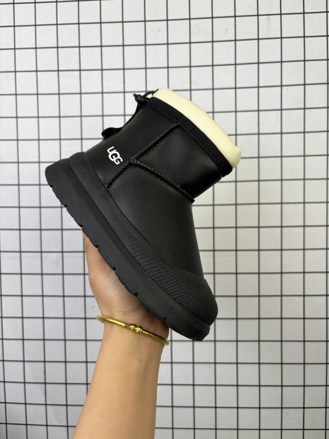 童鞋:UGG 复古男女高帮板鞋 潮流靴子 皮毛一体 厚底增高马丁靴 原单纽姆在原来的基础上加上复古拼色;经典回归,演绎着Z时代青年人生;行走的时尚风行标.材质:高丝光织物加牛皮拼拼接➕羊毛内里➕橡胶大底. 货号:M/1144096 编码:新Y