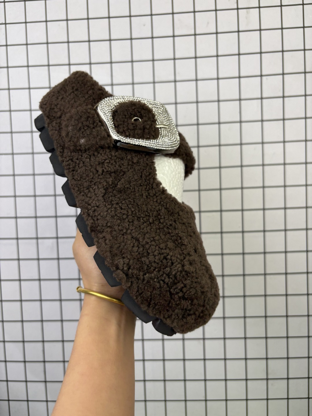 💰160 公司级✅GG-CC 生活休闲鞋系列 毛拖 广东大厂出品 全套包装配件 时髦look轻松定格 不费力展现率性氛围 高档银盒 酷帅机能风不规则设计大底 拼接造型设计 轻便舒适百搭 GGCC厚底增高简直就是小个子的快乐! 尺码:35-40 编码旭