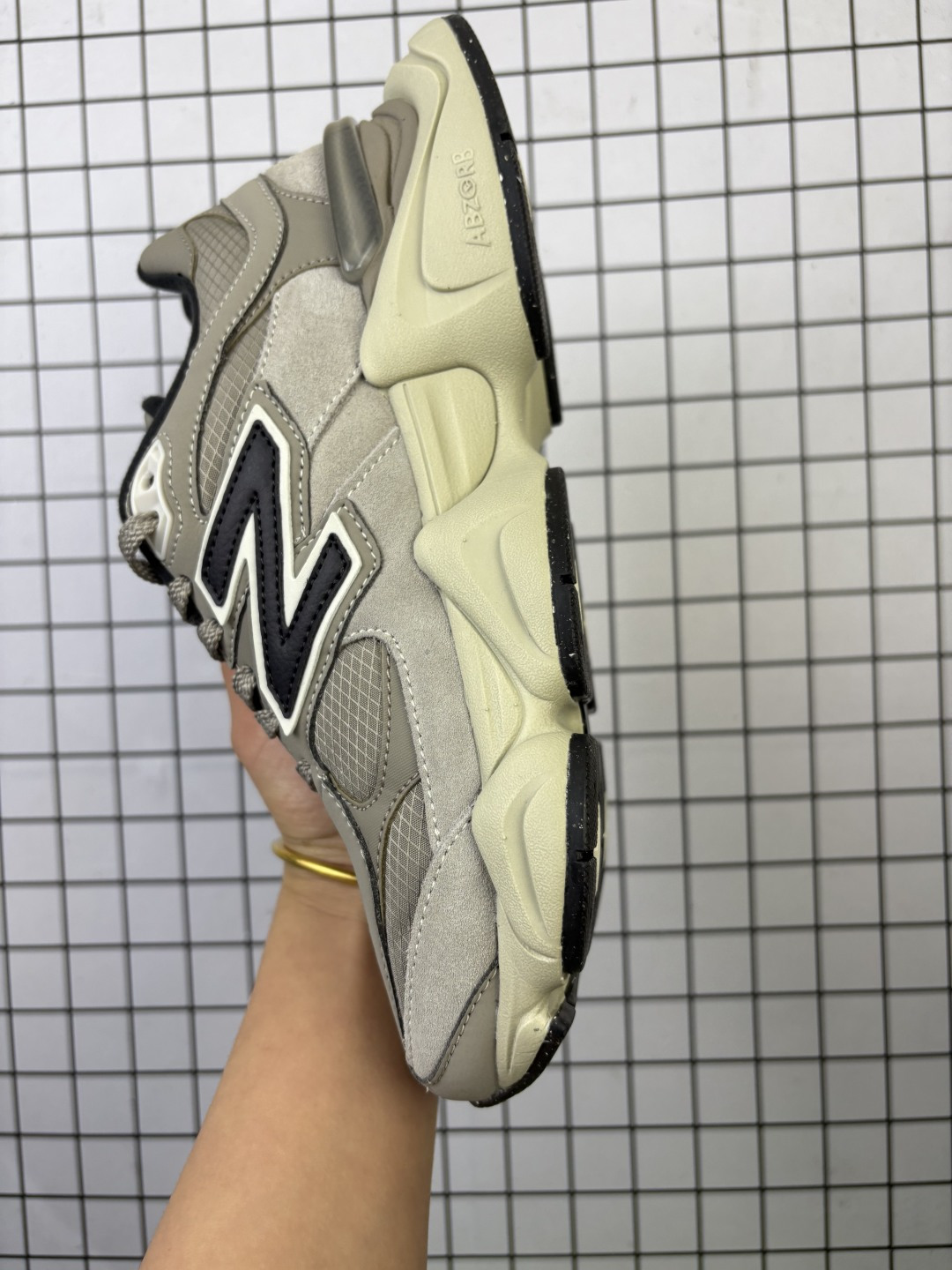 💰180
公司级✅New Balance 9060系列 新百伦 复古休闲运动慢跑鞋
鞋面大身由空间双格及磨砂鞋面拼接而生
采用大面积网眼以及麂皮材质覆盖鞋身 还原经典气质 搭载ABZORB避震科技 由泡沫聚酯制成 上脚可以有效减少由鞋底反弹对身体及双腿的冲击力
货号:U9060ORD
Size:36 37 37.5 38 38.5 39.5 40 40.5 41.5 42 42.5 43 44 45 46.5
编码719
