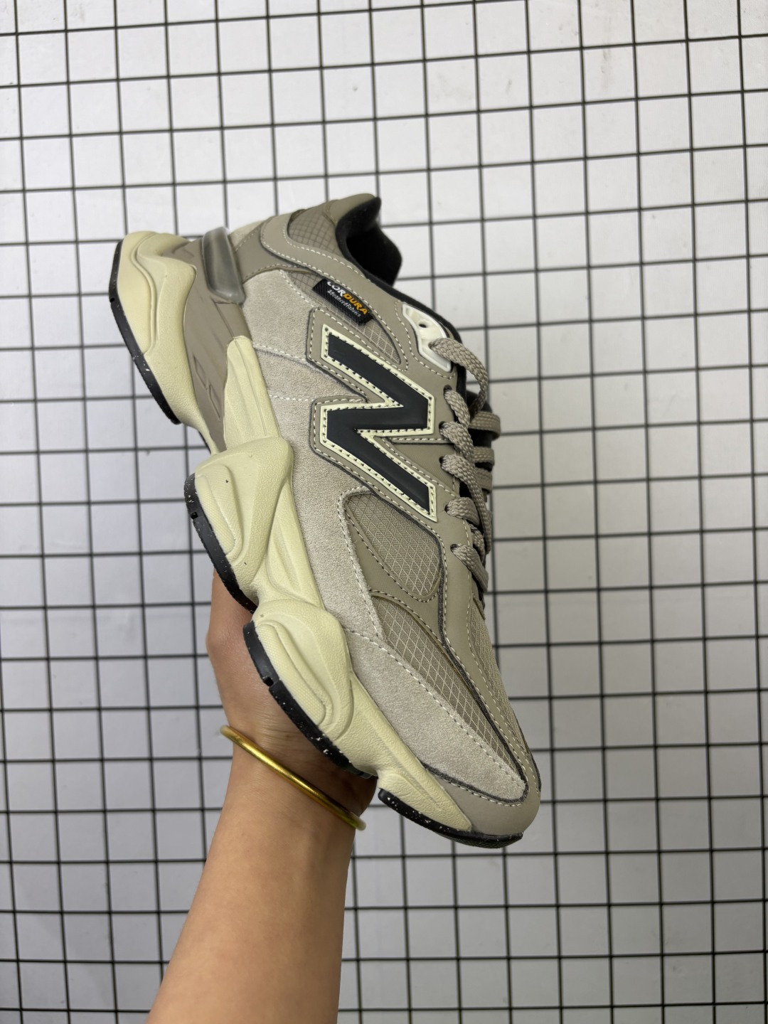 💰180
公司级✅New Balance 9060系列 新百伦 复古休闲运动慢跑鞋
鞋面大身由空间双格及磨砂鞋面拼接而生
采用大面积网眼以及麂皮材质覆盖鞋身 还原经典气质 搭载ABZORB避震科技 由泡沫聚酯制成 上脚可以有效减少由鞋底反弹对身体及双腿的冲击力
货号:U9060ORD
Size:36 37 37.5 38 38.5 39.5 40 40.5 41.5 42 42.5 43 44 45 46.5
编码719