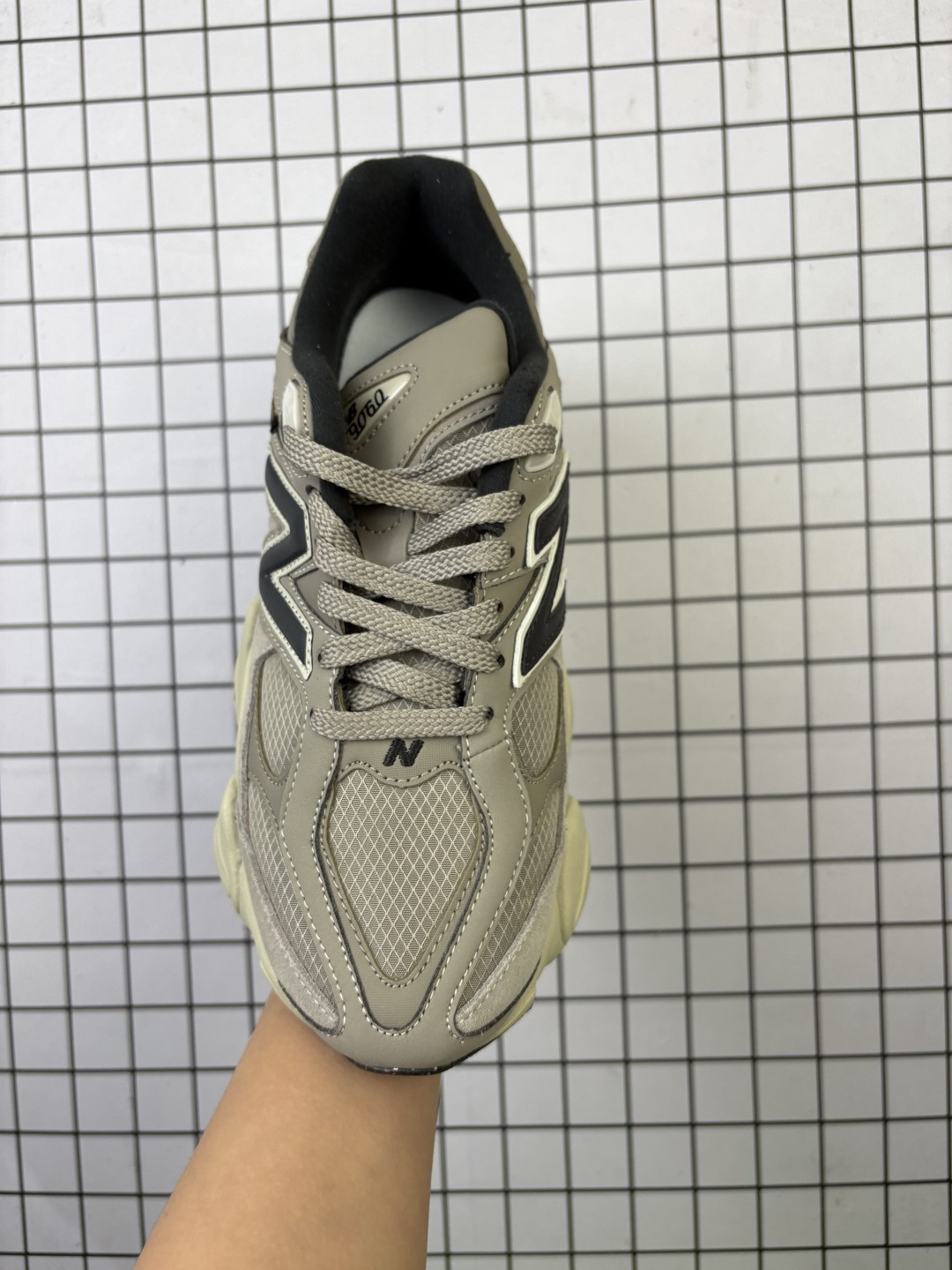 💰180
公司级✅New Balance 9060系列 新百伦 复古休闲运动慢跑鞋
鞋面大身由空间双格及磨砂鞋面拼接而生
采用大面积网眼以及麂皮材质覆盖鞋身 还原经典气质 搭载ABZORB避震科技 由泡沫聚酯制成 上脚可以有效减少由鞋底反弹对身体及双腿的冲击力
货号:U9060ORD
Size:36 37 37.5 38 38.5 39.5 40 40.5 41.5 42 42.5 43 44 45 46.5
编码719