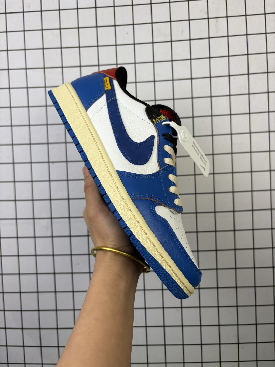 💰230
公司级！耐克 Air Jordan 1 Low 低帮 蓝柠檬 AJ1 乔丹1代 aj1 乔1 低邦 蓝黄拼接 乔丹篮球鞋系列 鞋身采用蓝色皮革勾勒轮廓，明黄色注入后跟收尾，营造艳丽反差。白色鞋面与鞋身两侧黑色Swoosh Logo延续经典的沉稳视觉，内衬同鞋舌上方的 Jumpman Logo则辅以鲜红点缀。整体既释放出难以抗拒的清爽活力，后跟Wingsx Logo采用黑色刺绣呈现，最后以白色中底搭配黑色橡胶外底完善设计收尾。
货号：HQ6998  146
编码：719
 Size:36～47.5