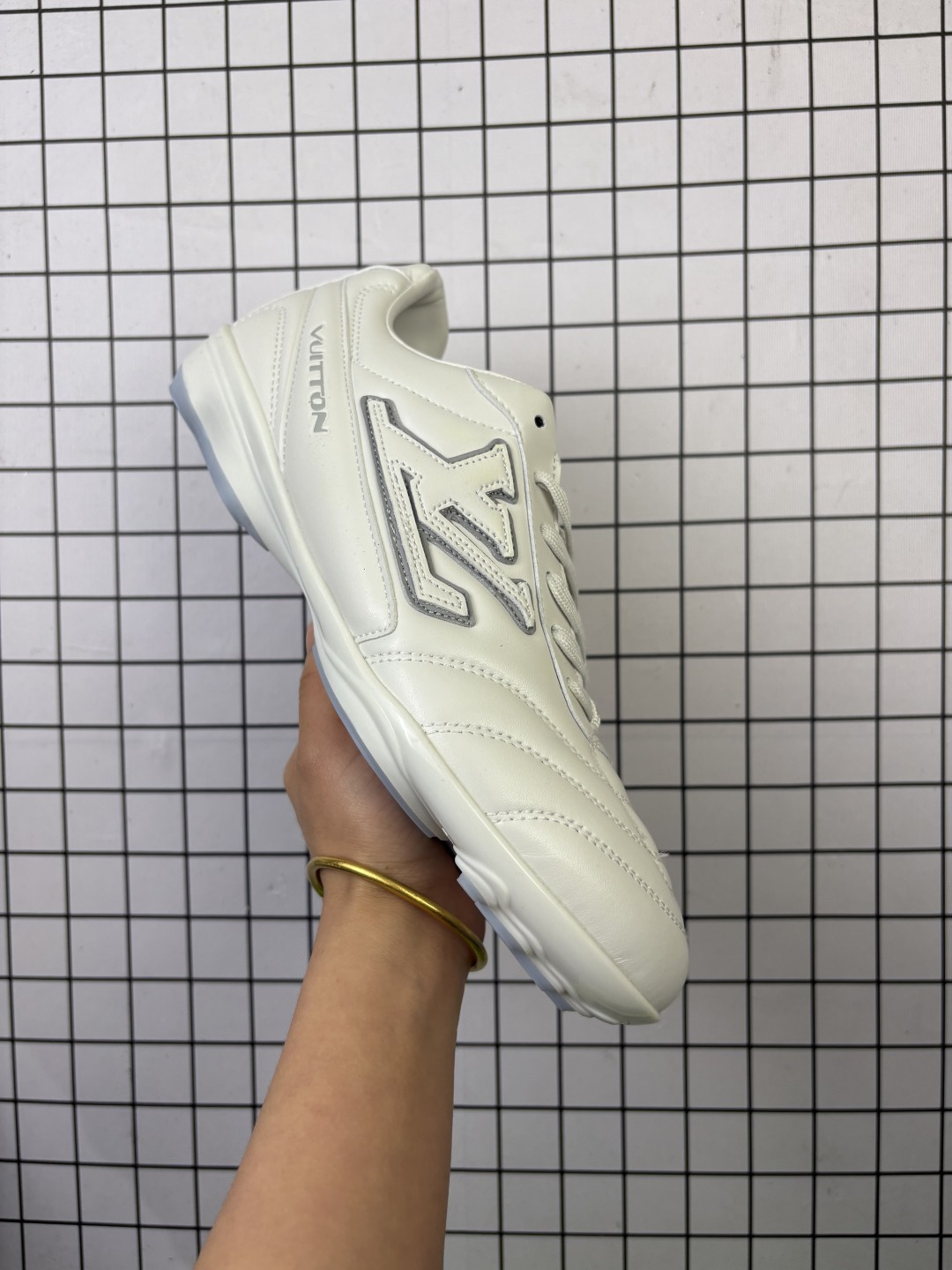 💰130 LV FOOTPRINT SNEAKER2025春夏男士系列圆头系带低帮生活休闲鞋 2025春夏系列时装展中亮相，是Pharrell Williams 首次以足球鞋为灵感设计的运动鞋。鞋款的灵感来自跨越世代和文化的足球运动，呼应2025春夏系列时装展团结一致、全民参与的主题。鞋款以流丽的设计著称，侧面以富动感的IV Initials标志点缀，鞋舌缀有灵感来自足球队伍的Lvers United徽章，而脚掌纹橡胶鞋底饰有多款路易威登标志 时髦休闲穿搭 时尚界的弄潮儿 编码：705 36-45