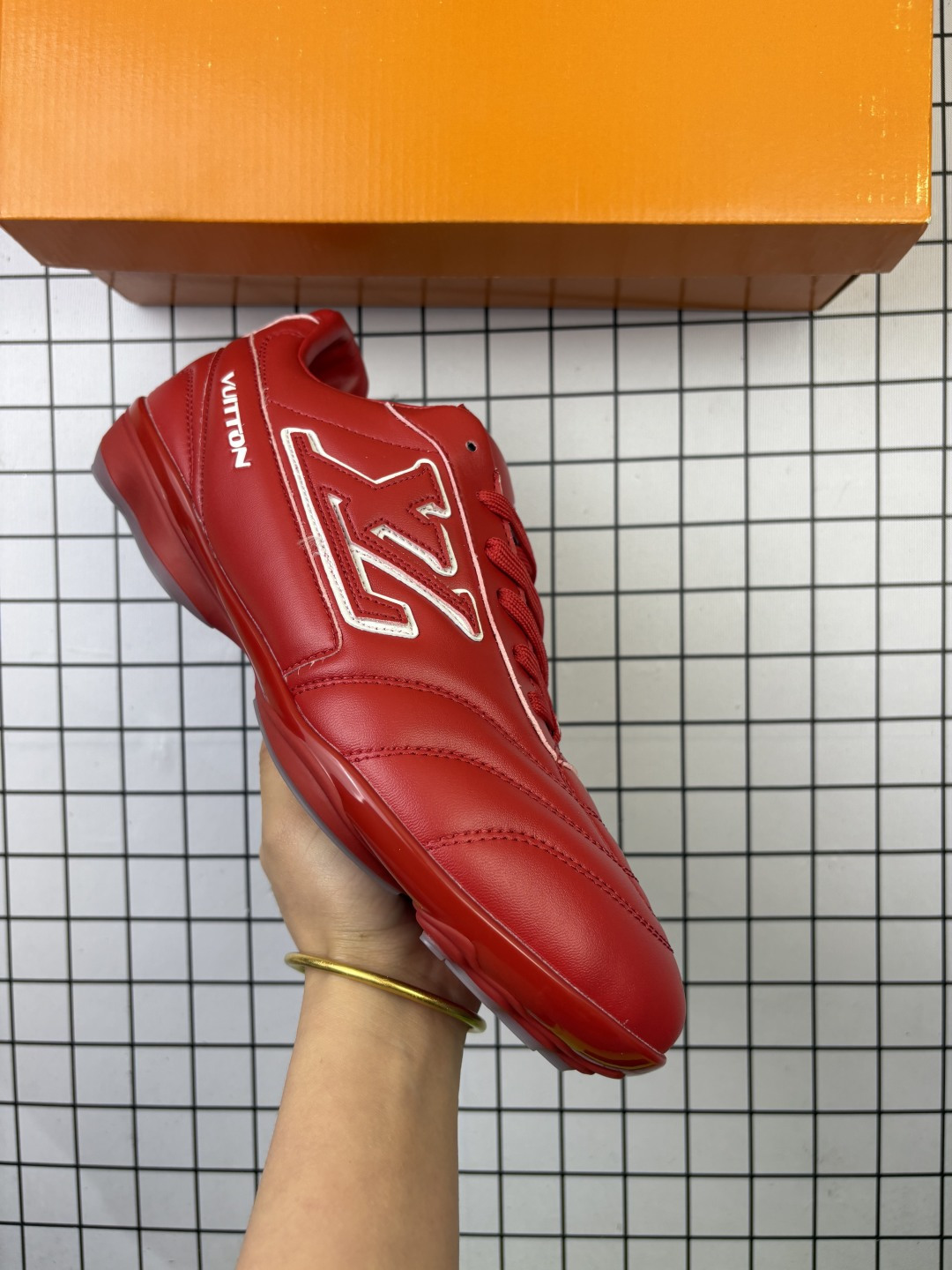LV FOOTPRINT SNEAKER2025春夏男士系列圆头系带低帮生活休闲鞋 2025春夏系列时装展中亮相,是Pharrell Williams 首次以足球鞋为灵感设计的运动鞋.鞋款的灵感来自跨越世代和文化的足球运动,呼应2025春夏系列时装展团结一致、全民参与的主题.鞋款以流丽的设计著称,侧面以富动感的IV Initials标志点缀,鞋舌缀有灵感来自足球队伍的Lvers United徽章,而脚掌纹橡胶鞋底饰有多款路易威登标志 时髦休闲穿搭 时尚界的弄潮儿 编码:705