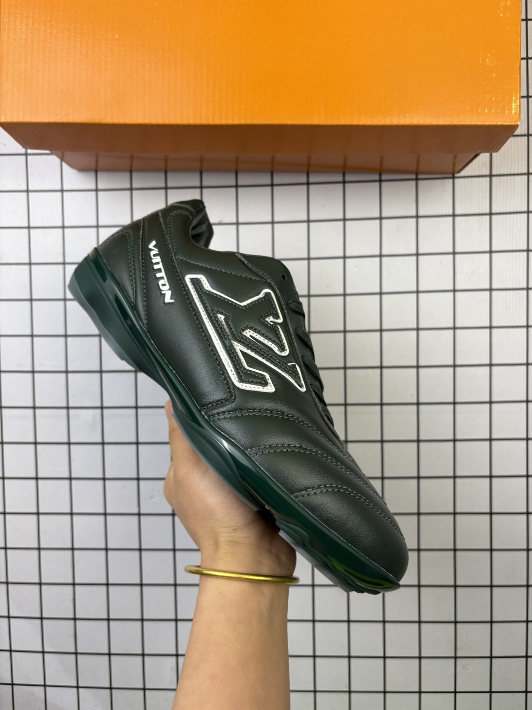 LV FOOTPRINT SNEAKER2025春夏男士系列圆头系带低帮生活休闲鞋 2025春夏系列时装展中亮相,是Pharrell Williams 首次以足球鞋为灵感设计的运动鞋.鞋款的灵感来自跨越世代和文化的足球运动,呼应2025春夏系列时装展团结一致、全民参与的主题.鞋款以流丽的设计著称,侧面以富动感的IV Initials标志点缀,鞋舌缀有灵感来自足球队伍的Lvers United徽章,而脚掌纹橡胶鞋底饰有多款路易威登标志 时髦休闲穿搭 时尚界的弄潮儿 编码:705