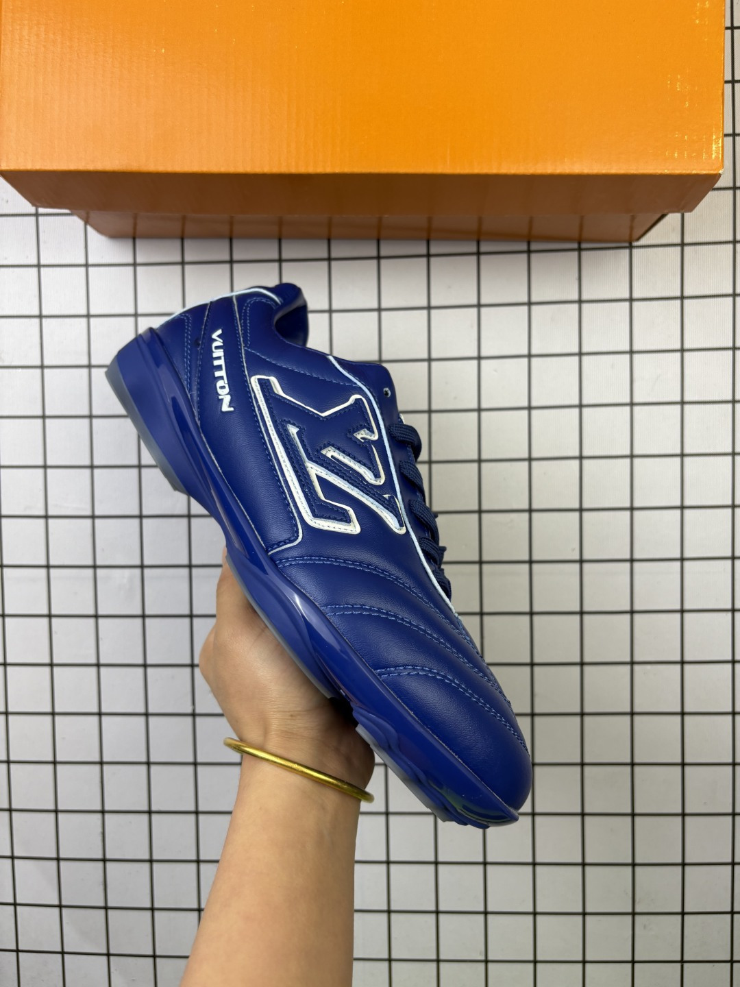 LV FOOTPRINT SNEAKER2025春夏男士系列圆头系带低帮生活休闲鞋 2025春夏系列时装展中亮相,是Pharrell Williams 首次以足球鞋为灵感设计的运动鞋.鞋款的灵感来自跨越世代和文化的足球运动,呼应2025春夏系列时装展团结一致、全民参与的主题.鞋款以流丽的设计著称,侧面以富动感的IV Initials标志点缀,鞋舌缀有灵感来自足球队伍的Lvers United徽章,而脚掌纹橡胶鞋底饰有多款路易威登标志 时髦休闲穿搭 时尚界的弄潮儿 编码:705