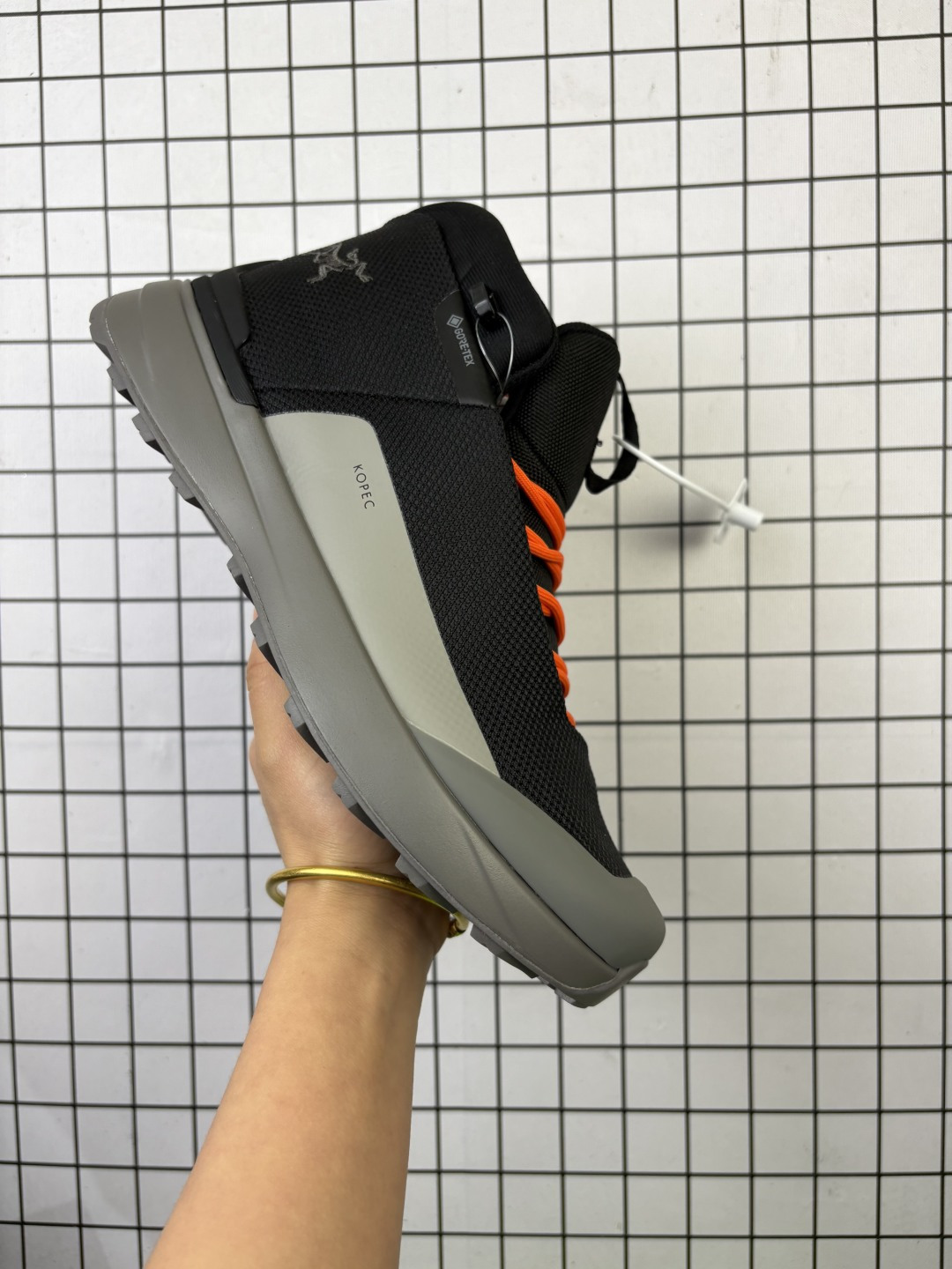 🈴💰290 公司级:Arcteryx始祖鸟 KOPEC GTX 覆盖防水 低帮户外登山徒步鞋 特有的独立衬垫 穿着更合脚 带有Gore-Tex防水内衬 提供透气性和防风雨性能 同时内靴带有橡胶平底 与外靴分离后可单独作为营地鞋使用 鞋面为无缝层压拼接的4层结构 兼顾耐久和轻量 并提供足够的透气性 中底使用轻量的EVA泡沫制成 轻量柔软具有弹性 并吸收脚部作用力 Bora系列的Vibram大底通过不同模块的组合 使其具备了较好的支撑性和抓地力 在脚跟部位特别设计了Y型突起结构 稳定脚部动作 提升制动功能 适合徒步 登山等户外活动 尺码:39-45半 编码大Y