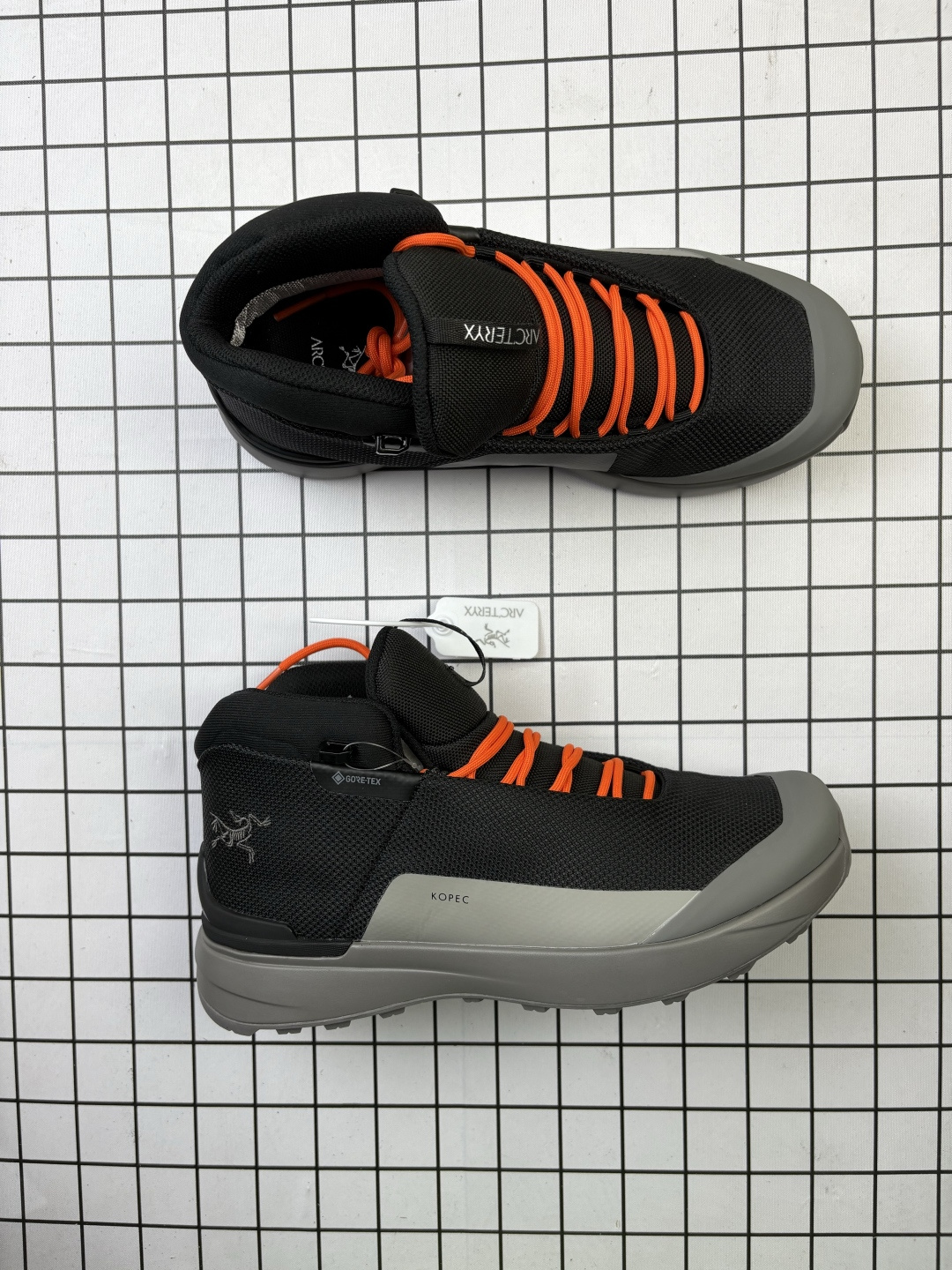 🈴💰290 公司级:Arcteryx始祖鸟 KOPEC GTX 覆盖防水 低帮户外登山徒步鞋 特有的独立衬垫 穿着更合脚 带有Gore-Tex防水内衬 提供透气性和防风雨性能 同时内靴带有橡胶平底 与外靴分离后可单独作为营地鞋使用 鞋面为无缝层压拼接的4层结构 兼顾耐久和轻量 并提供足够的透气性 中底使用轻量的EVA泡沫制成 轻量柔软具有弹性 并吸收脚部作用力 Bora系列的Vibram大底通过不同模块的组合 使其具备了较好的支撑性和抓地力 在脚跟部位特别设计了Y型突起结构 稳定脚部动作 提升制动功能 适合徒步 登山等户外活动 尺码:39-45半 编码大Y