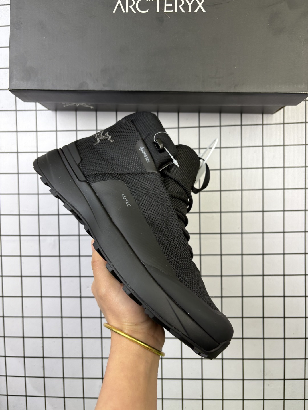 🈴💰290 公司级:Arcteryx始祖鸟 KOPEC GTX 覆盖防水 低帮户外登山徒步鞋 特有的独立衬垫 穿着更合脚 带有Gore-Tex防水内衬 提供透气性和防风雨性能 同时内靴带有橡胶平底 与外靴分离后可单独作为营地鞋使用 鞋面为无缝层压拼接的4层结构 兼顾耐久和轻量 并提供足够的透气性 中底使用轻量的EVA泡沫制成 轻量柔软具有弹性 并吸收脚部作用力 Bora系列的Vibram大底通过不同模块的组合 使其具备了较好的支撑性和抓地力 在脚跟部位特别设计了Y型突起结构 稳定脚部动作 提升制动功能 适合徒步 登山等户外活动 尺码:39-45半 编码大Y