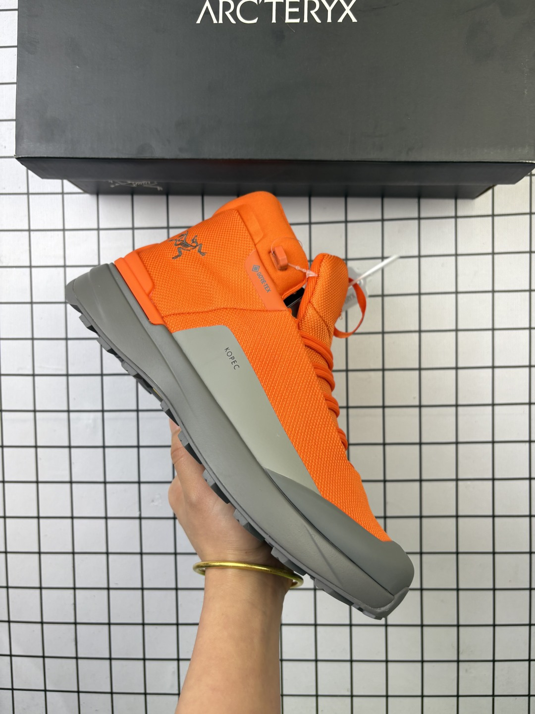 🈴💰290 公司级:Arcteryx始祖鸟 KOPEC GTX 覆盖防水 低帮户外登山徒步鞋 特有的独立衬垫 穿着更合脚 带有Gore-Tex防水内衬 提供透气性和防风雨性能 同时内靴带有橡胶平底 与外靴分离后可单独作为营地鞋使用 鞋面为无缝层压拼接的4层结构 兼顾耐久和轻量 并提供足够的透气性 中底使用轻量的EVA泡沫制成 轻量柔软具有弹性 并吸收脚部作用力 Bora系列的Vibram大底通过不同模块的组合 使其具备了较好的支撑性和抓地力 在脚跟部位特别设计了Y型突起结构 稳定脚部动作 提升制动功能 适合徒步 登山等户外活动 尺码:39-45半 编码大Y