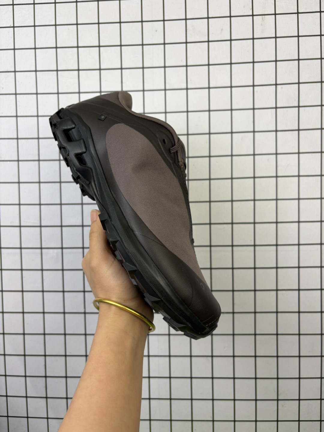 🈴💰180
【新品🔥公司级】On昂跑2025夏新品 Cloudventure Peak 新一代轻量越野跑鞋Cloudventure Peak是On品牌推出的新一代越野竞速跑鞋，主打轻量化与专业越野性能。以下是其核心特点及产品信息：核心科技 ‌中底设计‌：采用空心单元结构，通过压缩单元组合实现缓震与回弹效果，尤其在爬坡时能提供助力感。 ‌‌Speedboard®支撑板‌：前掌分趾式设计，灵感源自岩羚羊脚趾结构，增强侧向支撑与灵活性。

尺码:36-45含半码
编码:大Y