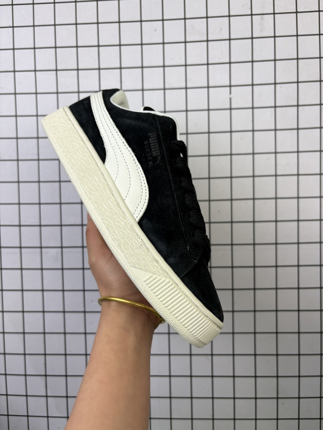 💰100
PUMA彪马 puma white rice-dark grey新款男女同款复古休闲板鞋面包鞋
鞋面采用优质麂皮材质，鞋带加宽加厚设计，鞋舌有PUMA标志和跃动飞豹图案，鞋底采用白色橡胶材质，底部有几何纹理图案设计，整体造型圆润饱满，蓝色鞋身展现活力与运动感，白色点缀增添简洁千净的视觉效果，是一款时尚潮流的休闲运动鞋。
货号:396057-01
编码：766
 Size:35.5～45