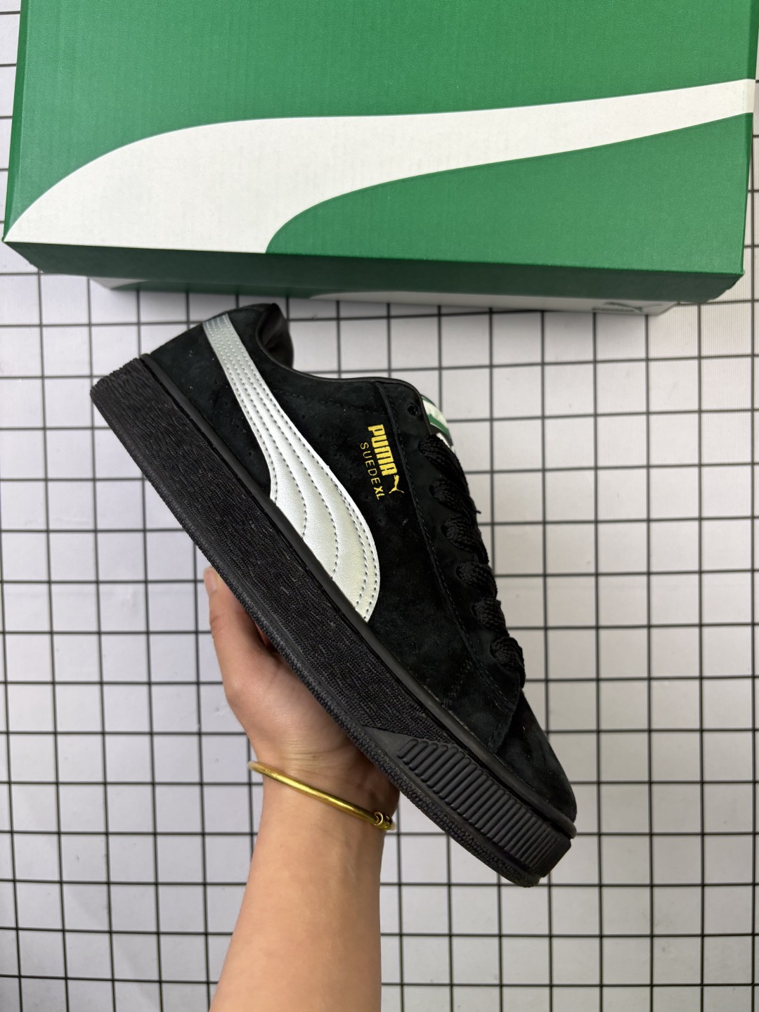 🈴💰100
PUMA彪马 puma white rice-dark grey新款男女同款复古休闲板鞋面包鞋
鞋面采用优质麂皮材质，鞋带加宽加厚设计，鞋舌有PUMA标志和跃动飞豹图案，鞋底采用白色橡胶材质，底部有几何纹理图案设计，整体造型圆润饱满，蓝色鞋身展现活力与运动感，白色点缀增添简洁千净的视觉效果，是一款时尚潮流的休闲运动鞋。
货号:396057-01
编码：766
 Size:35.5～45