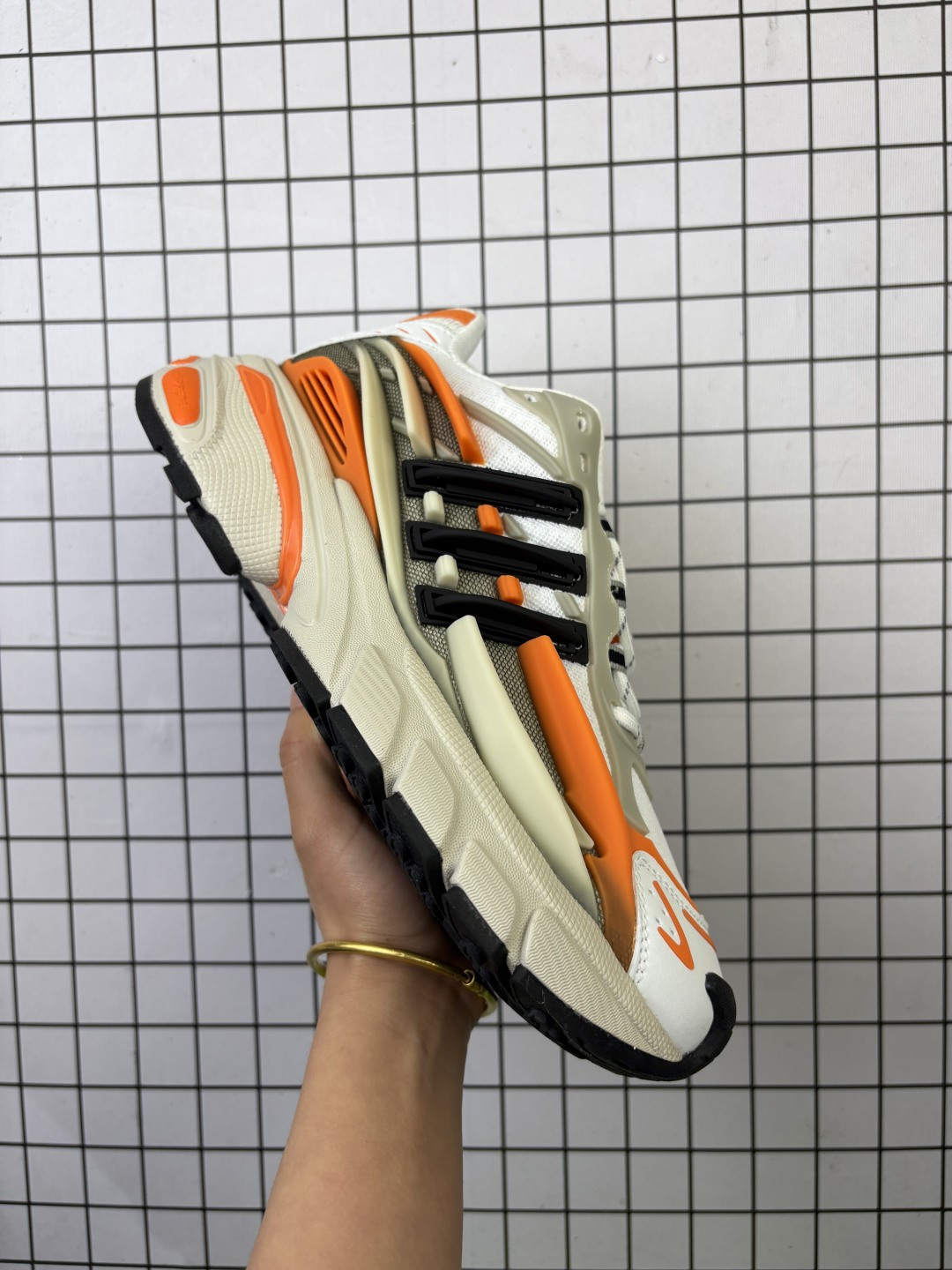 💰220
纯原✅Pharrell x adidas Adistar Jellyfish 
低帮复古风老爹鞋 实拍首发 
adidas Adistar Cushion与Atmos联名出的这款复古老爹鞋简直是未来科技感十足
以3D风格焕新演绎标志性三条纹 为造型添上点睛之笔
金属质感视觉效果TPU自带哑光反射
非常的细节 最大的亮点无疑是鞋屁股 
大块的tpu包裹 让增高的大底不再突兀 更显腿长脚细
官方货号: JP92612722
尺码: 36 36.5 37.5 38 38.5 39 40 41 42 43 44 45 46 47 
编码757