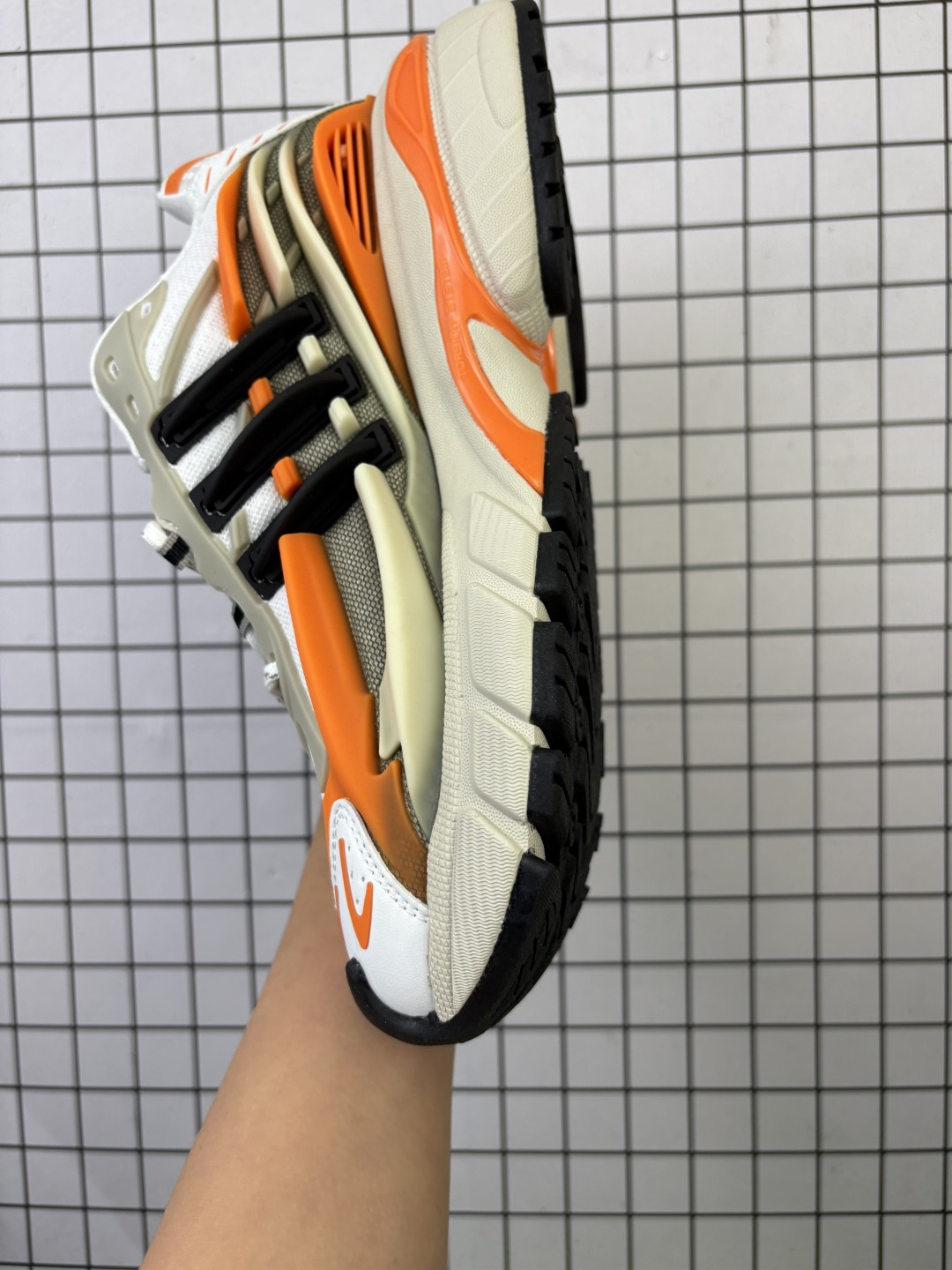 💰220
纯原✅Pharrell x adidas Adistar Jellyfish
低帮复古风老爹鞋 实拍首发
adidas Adistar Cushion与Atmos联名出的这款复古老爹鞋简直是未来科技感十足
以3D风格焕新演绎标志性三条纹 为造型添上点睛之笔
金属质感视觉效果TPU自带哑光反射
非常的细节 最大的亮点无疑是鞋屁股
大块的tpu包裹 让增高的大底不再突兀 更显腿长脚细
官方货号: JP92612722
尺码: 36 36.5 37.5 38 38.5 39 40 41 42 43 44 45 46 47
编码757