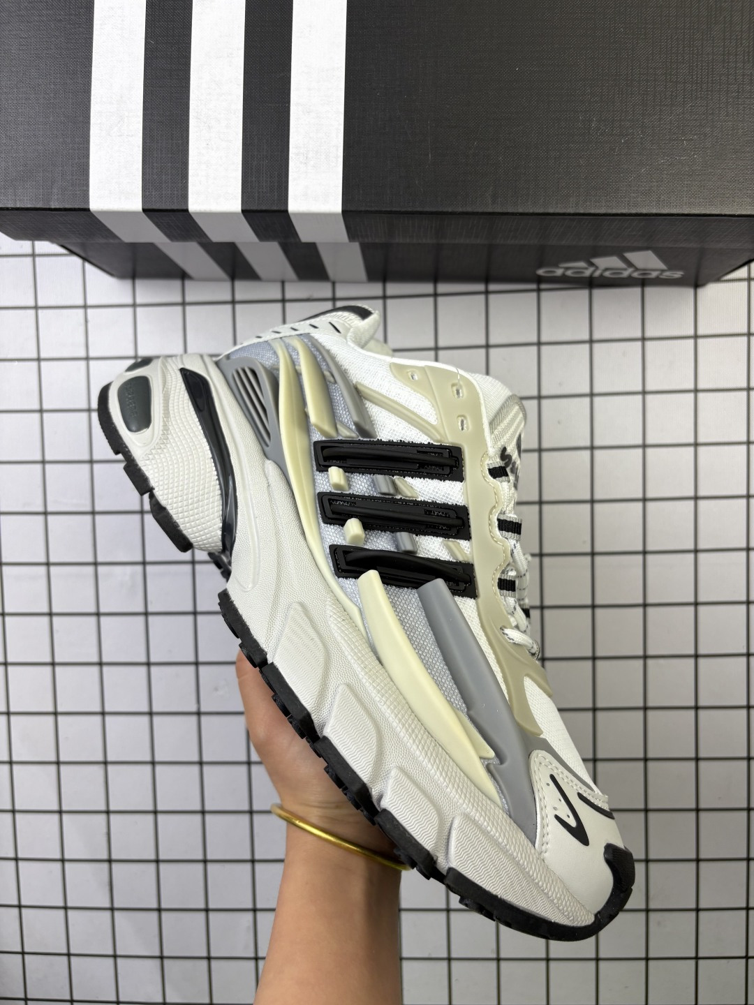 🈴💰220
纯原✅Pharrell x adidas Adistar Jellyfish 
低帮复古风老爹鞋 实拍首发 
adidas Adistar Cushion与Atmos联名出的这款复古老爹鞋简直是未来科技感十足
以3D风格焕新演绎标志性三条纹 为造型添上点睛之笔
金属质感视觉效果TPU自带哑光反射
非常的细节 最大的亮点无疑是鞋屁股 
大块的tpu包裹 让增高的大底不再突兀 更显腿长脚细
官方货号: JP92612722
尺码: 36 36.5 37.5 38 38.5 39 40 41 42 43 44 45 46 47 
编码757