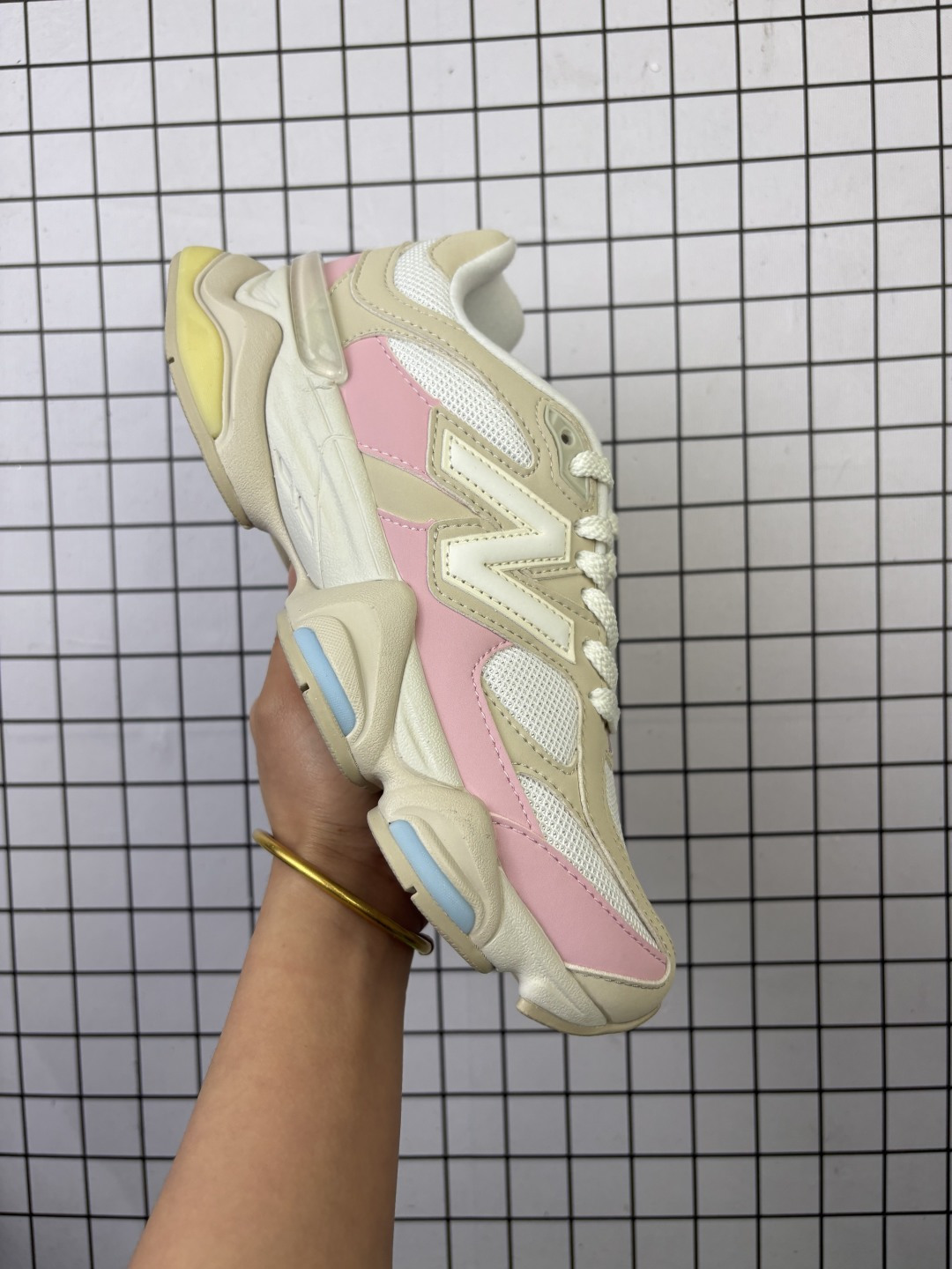 【公司级】NB 新百伦 New Balance NB9060小象蹄男女款9060舒适百搭老爹鞋.全新 9060 款式将经典风格与现代设计融合到日常多功能性中. 9060 重新诠释了源自经典 99X 型号的熟悉元素,其灵感来自于 Y2K 时代的未来主义和美学. 鞋面在990 的基础中进行了扩展和使用,以提供可见的运动感,中底采用 ABZORB 和 SBS 熟悉的缓震平台以提供舒适感. 类型:男女鞋 货号:U9060JDP 含半码 编码:688