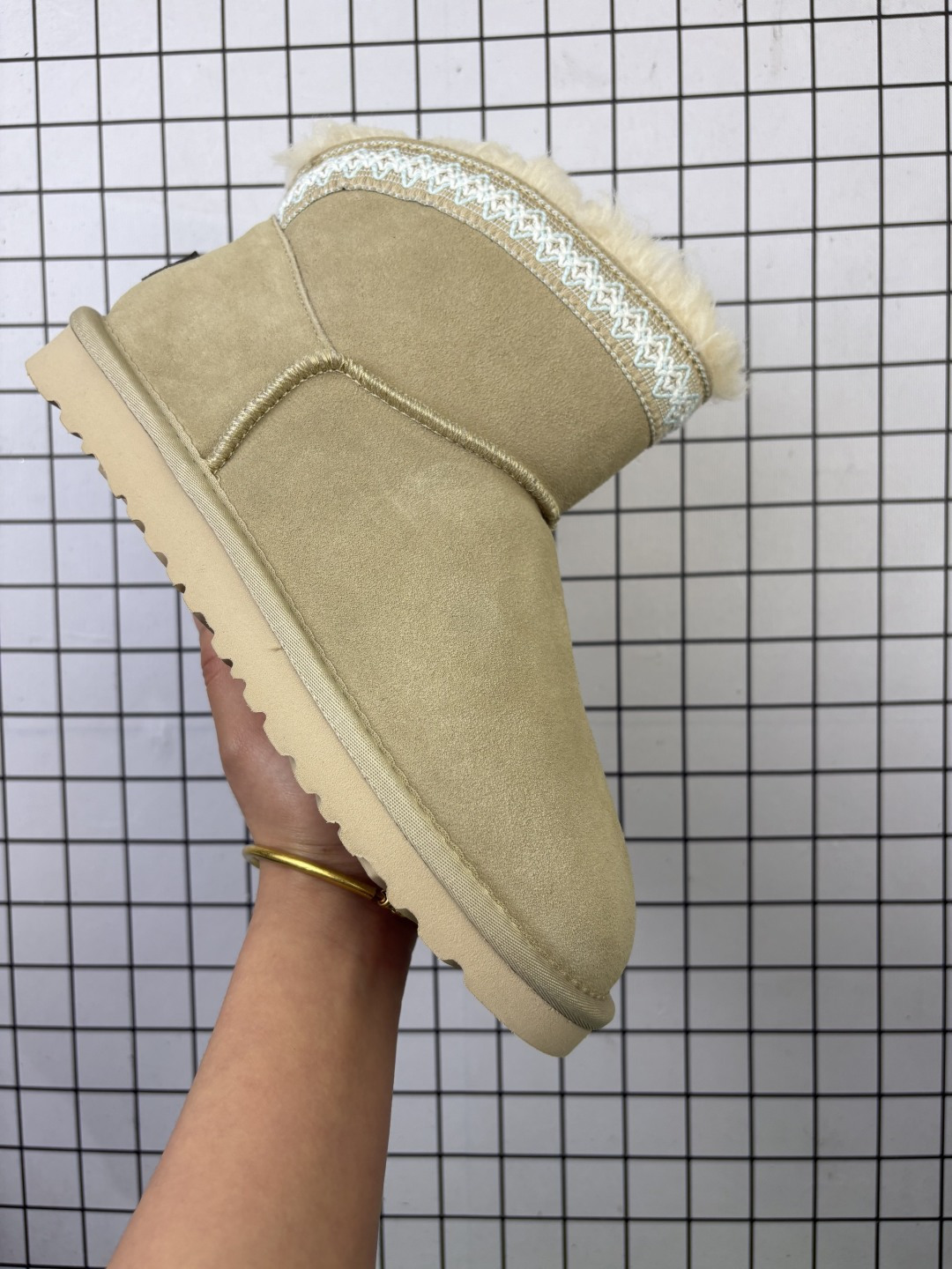 💰140
UGG雪地靴 高帮扣子筒靴  时尚舒适儿童休闲鞋厚底增高长筒靴 俏皮可爱的百变造型， 美国轻奢品牌🐑UGG 平底系列冬季 雪地休闲保暖毛毛雪地靴。官方同步包装 检验标 材料采用原厂防污防水皮料 防滑耐磨轻翼大底 保暖性能十足 严寒季节。 Treadlite by UGG.轻翼大底，将给你带来新奇别致的温暖和舒适体验。
编码：753
36-41