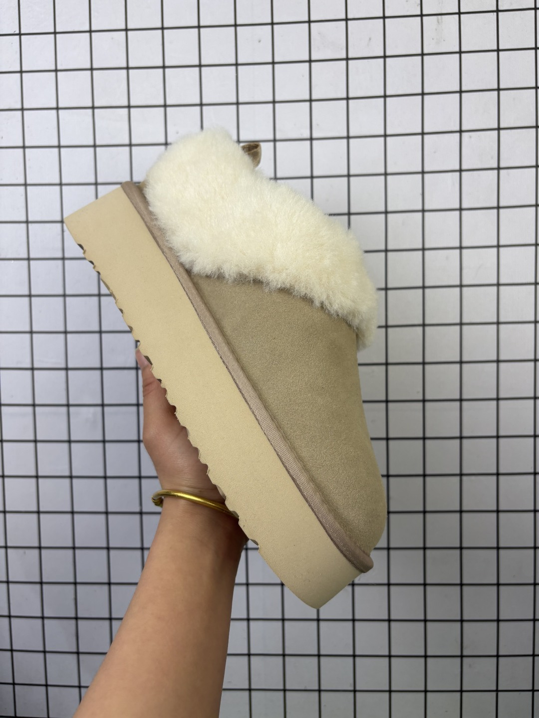 🈴💰140
UGG雪地靴 高帮扣子筒靴  时尚舒适儿童休闲鞋厚底增高长筒靴 俏皮可爱的百变造型， 美国轻奢品牌🐑UGG 平底系列冬季 雪地休闲保暖毛毛雪地靴。官方同步包装 检验标 材料采用原厂防污防水皮料 防滑耐磨轻翼大底 保暖性能十足 严寒季节。 Treadlite by UGG.轻翼大底，将给你带来新奇别致的温暖和舒适体验。
编码：753
36-4