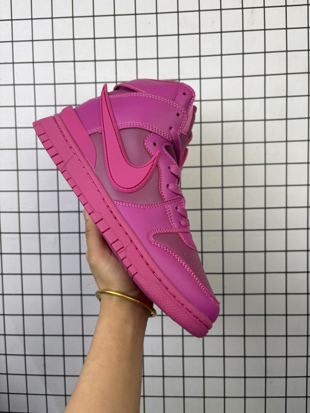 【公司级】耐克 AMBUSH x NK SB Dunk High 滑板鞋高帮男女士运动鞋 联名圣斗士大钩 吴亦凡同款篮球鞋,以早年间最经典的 Dunk Hi 为蓝本 选用质感出众的荔枝皮打造鞋面 搭配亮色配色尽显街头气质 鞋款最大亮点在于侧身 Swoosh Logo 延至后跟并超过鞋身 以夸张设计带来辨识度的提升 醒目效果极强 鞋舌与后跟处均饰有AMBUSH 字样 鞋款联名身份不言而喻. 货号:CU7544-300 编码489