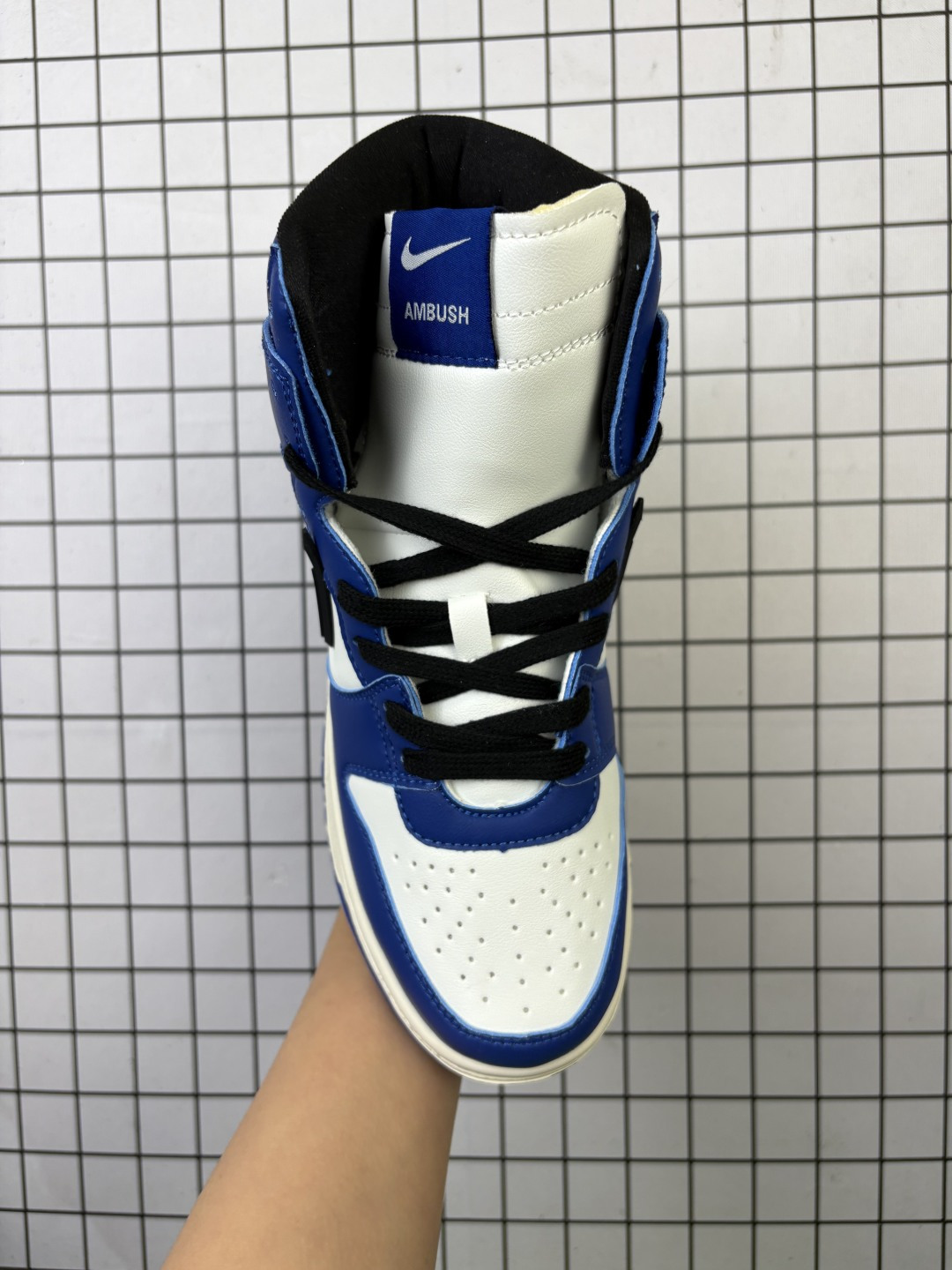 💰150 【公司级】耐克 AMBUSH x NK SB Dunk High 滑板鞋高帮男女士运动鞋 联名圣斗士大钩 吴亦凡同款篮球鞋 ，以早年间最经典的 Dunk Hi 为蓝本 选用质感出众的荔枝皮打造鞋面 搭配亮色配色尽显街头气质 鞋款最大亮点在于侧身 Swoosh Logo 延至后跟并超过鞋身 以夸张设计带来辨识度的提升 醒目效果极强 鞋舌与后跟处均饰有AMBUSH 字样 鞋款联名身份不言而喻 。 货号：CU7544-300 码数：40-45 编码489
