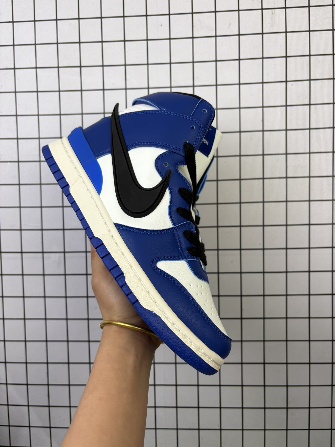 💰150 【公司级】耐克 AMBUSH x NK SB Dunk High 滑板鞋高帮男女士运动鞋 联名圣斗士大钩 吴亦凡同款篮球鞋 ，以早年间最经典的 Dunk Hi 为蓝本 选用质感出众的荔枝皮打造鞋面 搭配亮色配色尽显街头气质 鞋款最大亮点在于侧身 Swoosh Logo 延至后跟并超过鞋身 以夸张设计带来辨识度的提升 醒目效果极强 鞋舌与后跟处均饰有AMBUSH 字样 鞋款联名身份不言而喻 。 货号：CU7544-300 码数：40-45 编码489