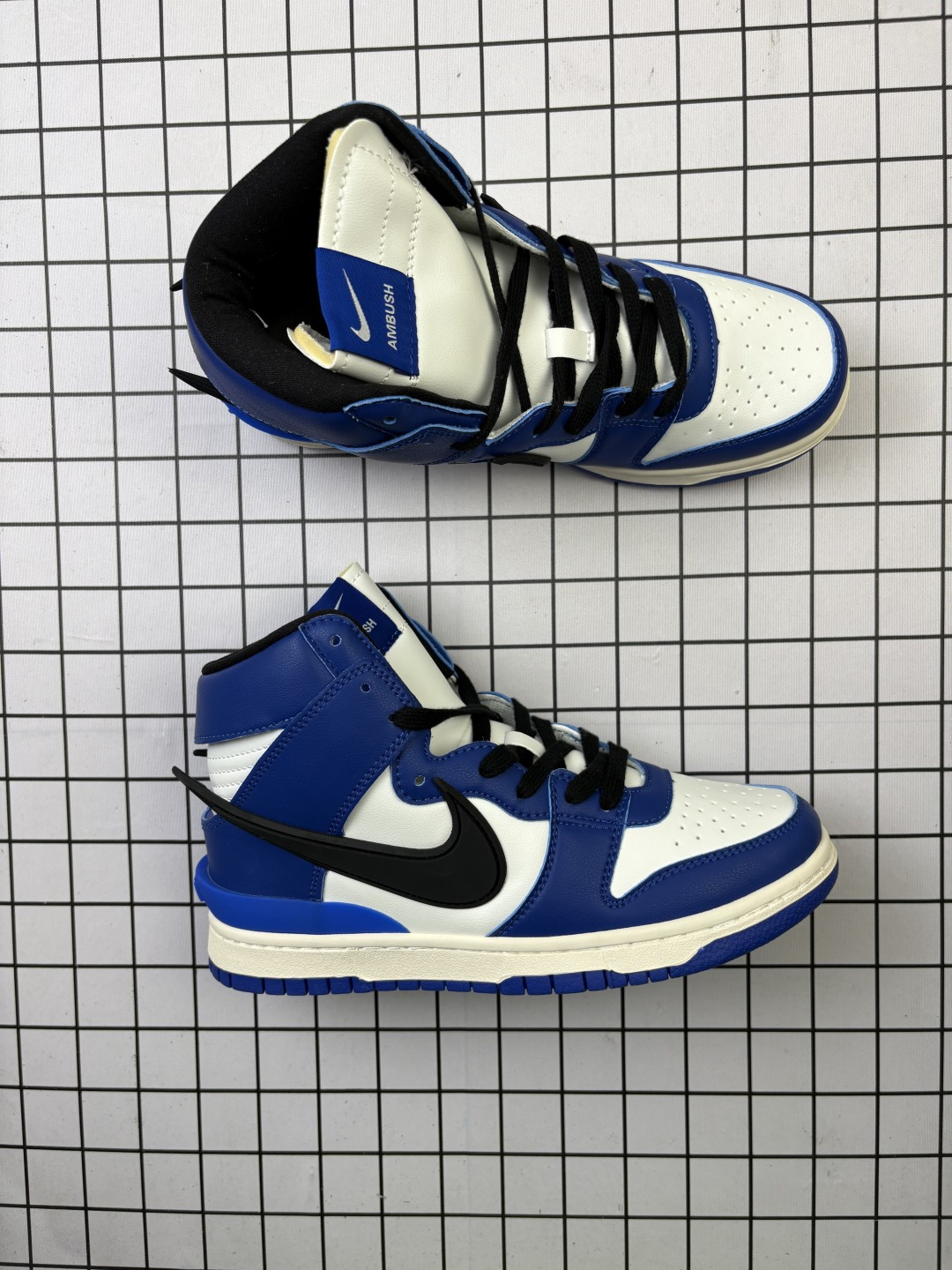 💰150 【公司级】耐克 AMBUSH x NK SB Dunk High 滑板鞋高帮男女士运动鞋 联名圣斗士大钩 吴亦凡同款篮球鞋 ，以早年间最经典的 Dunk Hi 为蓝本 选用质感出众的荔枝皮打造鞋面 搭配亮色配色尽显街头气质 鞋款最大亮点在于侧身 Swoosh Logo 延至后跟并超过鞋身 以夸张设计带来辨识度的提升 醒目效果极强 鞋舌与后跟处均饰有AMBUSH 字样 鞋款联名身份不言而喻 。 货号：CU7544-300 码数：40-45 编码489