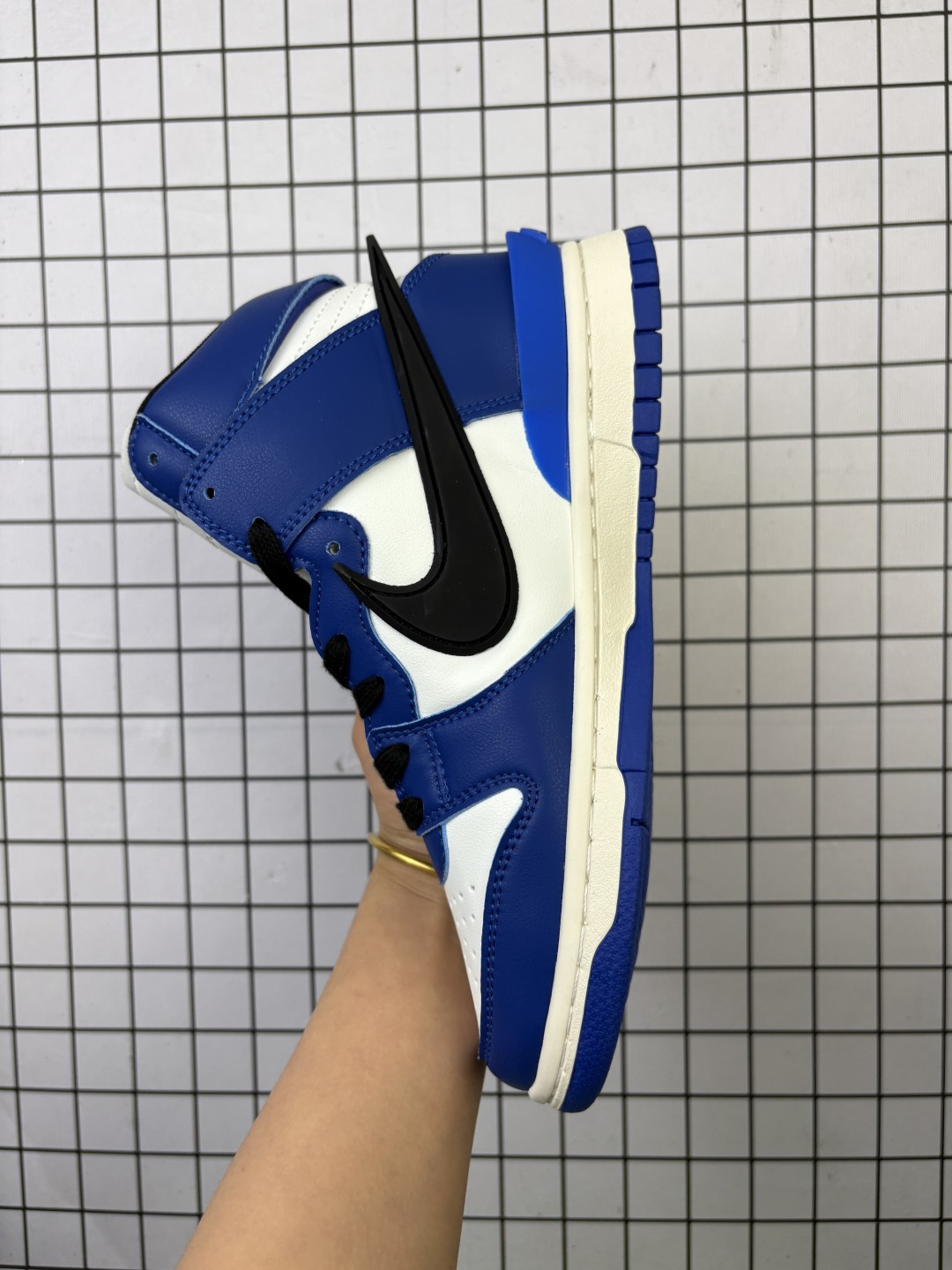 💰150 【公司级】耐克 AMBUSH x NK SB Dunk High 滑板鞋高帮男女士运动鞋 联名圣斗士大钩 吴亦凡同款篮球鞋 ，以早年间最经典的 Dunk Hi 为蓝本 选用质感出众的荔枝皮打造鞋面 搭配亮色配色尽显街头气质 鞋款最大亮点在于侧身 Swoosh Logo 延至后跟并超过鞋身 以夸张设计带来辨识度的提升 醒目效果极强 鞋舌与后跟处均饰有AMBUSH 字样 鞋款联名身份不言而喻 。 货号：CU7544-300 码数：40-45 编码489