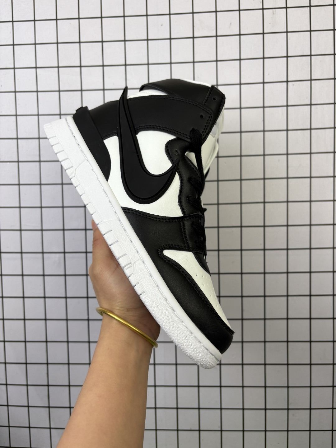 【公司级】耐克 AMBUSH x NK SB Dunk High 滑板鞋高帮男女士运动鞋 联名圣斗士大钩 吴亦凡同款篮球鞋,以早年间最经典的 Dunk Hi 为蓝本 选用质感出众的荔枝皮打造鞋面 搭配亮色配色尽显街头气质 鞋款最大亮点在于侧身 Swoosh Logo 延至后跟并超过鞋身 以夸张设计带来辨识度的提升 醒目效果极强 鞋舌与后跟处均饰有AMBUSH 字样 鞋款联名身份不言而喻. 货号:CU7544-300 编码489