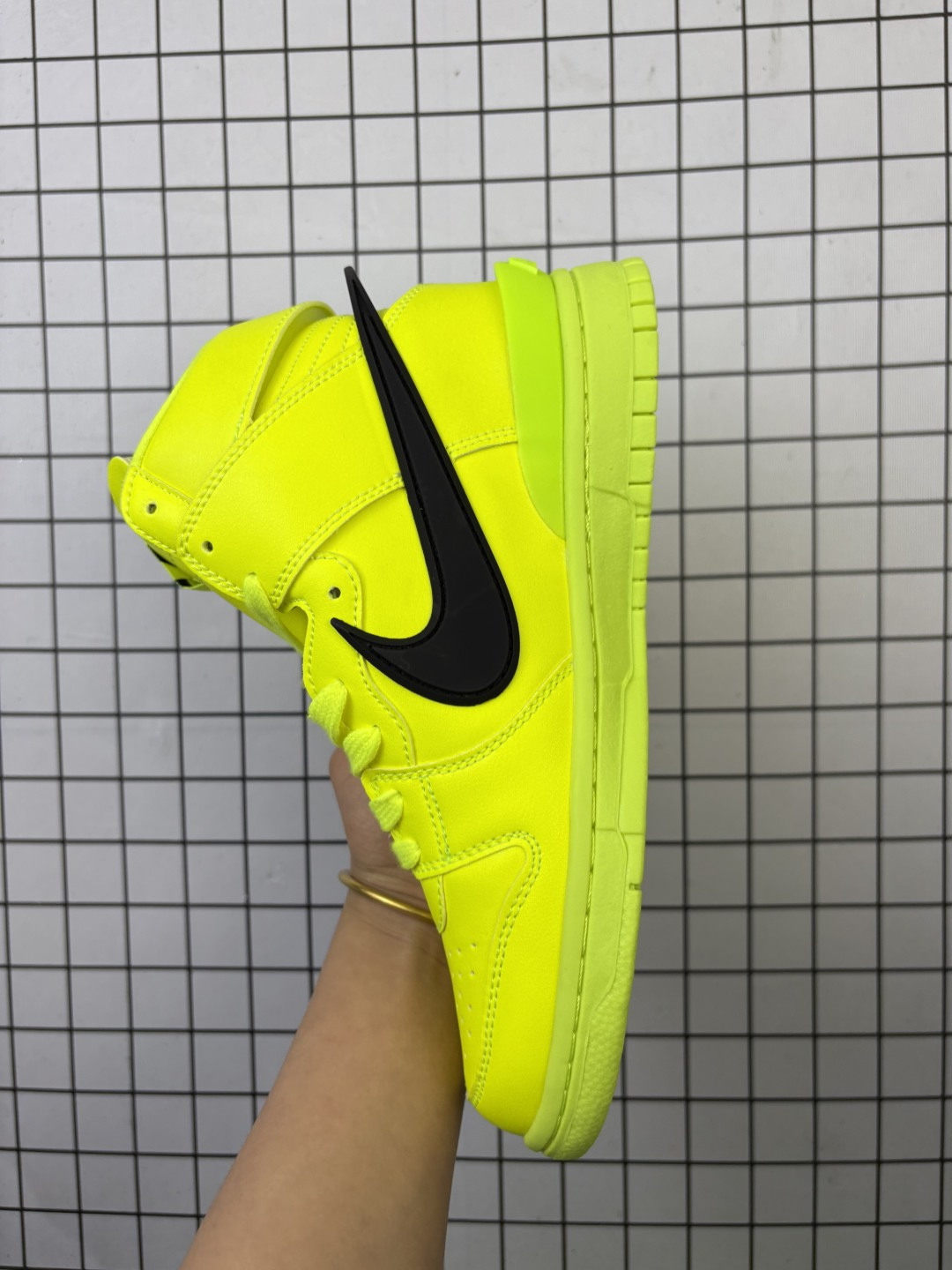 💰150 【公司级】耐克 AMBUSH x NK SB Dunk High 滑板鞋高帮男女士运动鞋 联名圣斗士大钩 吴亦凡同款篮球鞋 ，以早年间最经典的 Dunk Hi 为蓝本 选用质感出众的荔枝皮打造鞋面 搭配亮色配色尽显街头气质 鞋款最大亮点在于侧身 Swoosh Logo 延至后跟并超过鞋身 以夸张设计带来辨识度的提升 醒目效果极强 鞋舌与后跟处均饰有AMBUSH 字样 鞋款联名身份不言而喻 。 货号：CU7544-300 码数：36-45 编码489