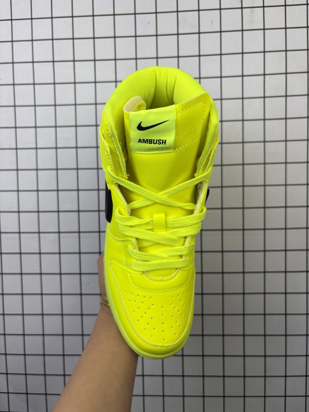 💰150 【公司级】耐克 AMBUSH x NK SB Dunk High 滑板鞋高帮男女士运动鞋 联名圣斗士大钩 吴亦凡同款篮球鞋 ，以早年间最经典的 Dunk Hi 为蓝本 选用质感出众的荔枝皮打造鞋面 搭配亮色配色尽显街头气质 鞋款最大亮点在于侧身 Swoosh Logo 延至后跟并超过鞋身 以夸张设计带来辨识度的提升 醒目效果极强 鞋舌与后跟处均饰有AMBUSH 字样 鞋款联名身份不言而喻 。 货号：CU7544-300 码数：36-45 编码489