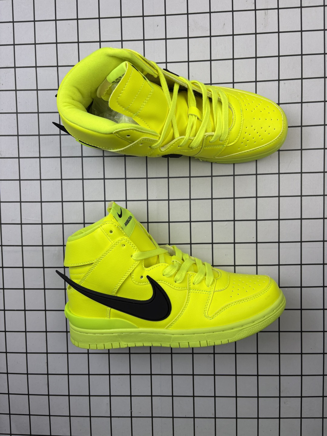 💰150 【公司级】耐克 AMBUSH x NK SB Dunk High 滑板鞋高帮男女士运动鞋 联名圣斗士大钩 吴亦凡同款篮球鞋 ，以早年间最经典的 Dunk Hi 为蓝本 选用质感出众的荔枝皮打造鞋面 搭配亮色配色尽显街头气质 鞋款最大亮点在于侧身 Swoosh Logo 延至后跟并超过鞋身 以夸张设计带来辨识度的提升 醒目效果极强 鞋舌与后跟处均饰有AMBUSH 字样 鞋款联名身份不言而喻 。 货号：CU7544-300 码数：36-45 编码489