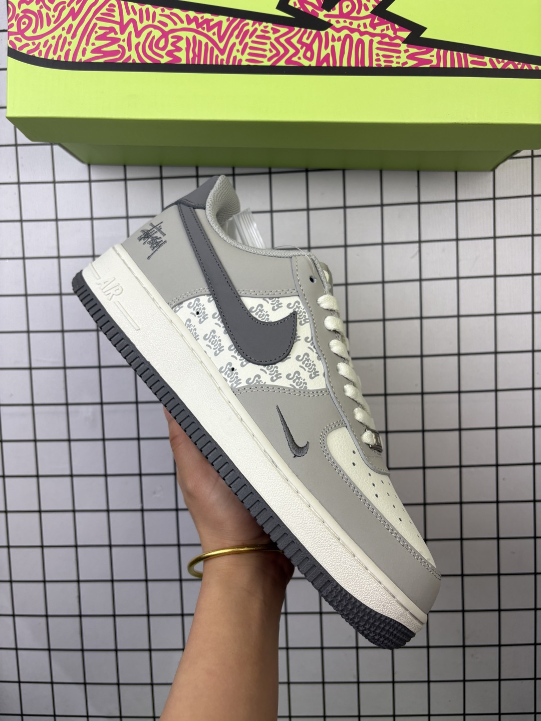 🈴💰90
Nike/耐克 男女鞋真标半码制,原楦原纸版开发版型,采用硬质荔枝纹牛剖革鞋面材质鞋面,内置全掌Air Sole气垫❗美国元祖街头潮牌-斯图西Stussy x Nike Air Force 1´07 Low"Stussy"空军一号经典低帮百搭休闲运动板鞋“ KY8899-107
类型:男女鞋
码数:36 36.5 37.5 38 38.5 39 40 40.5 41 42 42.5 43 44 45
编码:清F