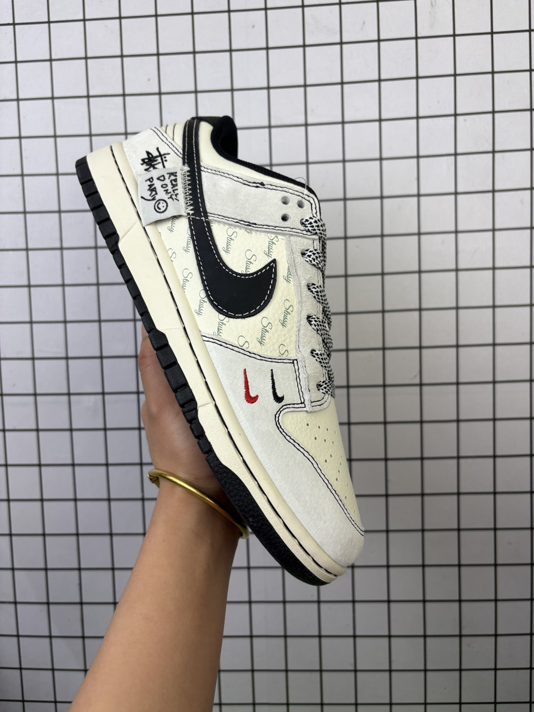 💰170
NIKE DUNK SB LOW 全新配色  斯图西联名
定制Dunk SB顾名思义，具有经典的Dunk血缘，又注入了更多的时尚元素。相较于普通的Dunk滑板鞋，改良版的Dunk SB加厚了鞋舌的填充，使舒适性大大提升，同时也更方便穿脱；中底部分则加入了脚感柔软舒适Zoom Air气垫，有效吸收滑板等极限运动在落地时带来的冲击力，为街头运动者们提供更好的保护  
货号：YX5066 222
尺码：36 36.5 37.5 38 38.5 39 40 40.5 41 42 42.5 43 44 45
编码577