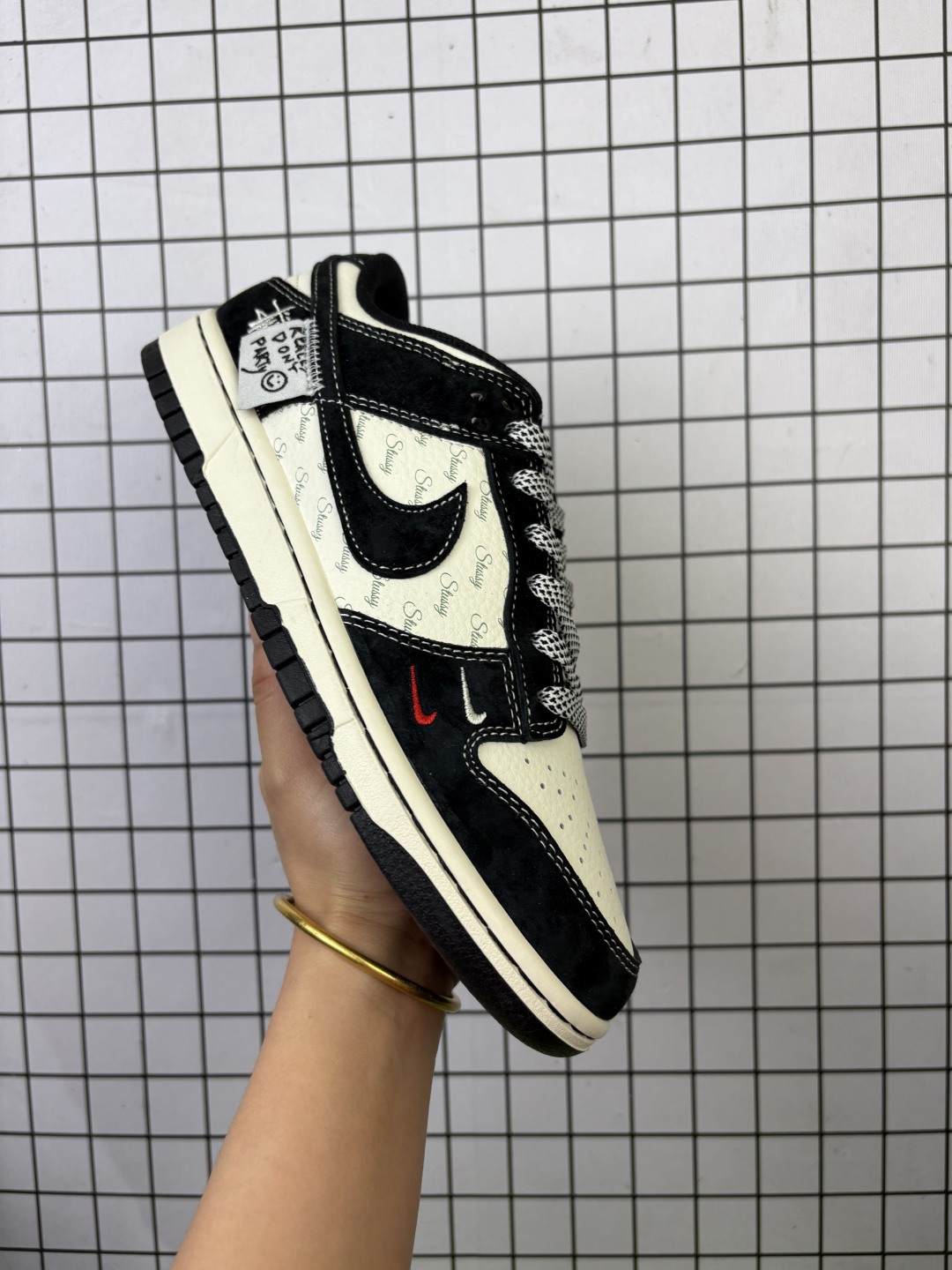 💰170
NIKE DUNK SB LOW 全新配色  斯图西联名
定制Dunk SB顾名思义，具有经典的Dunk血缘，又注入了更多的时尚元素。相较于普通的Dunk滑板鞋，改良版的Dunk SB加厚了鞋舌的填充，使舒适性大大提升，同时也更方便穿脱；中底部分则加入了脚感柔软舒适Zoom Air气垫，有效吸收滑板等极限运动在落地时带来的冲击力，为街头运动者们提供更好的保护  
货号：YX5066 222
尺码：36 36.5 37.5 38 38.5 39 40 40.5 41 42 42.5 43 44 45
编码577