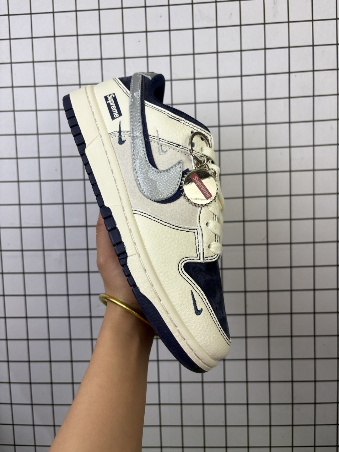 💰150
NIKE DUNK SB LOW 全新配色  斯图西联名
定制Dunk SB顾名思义，具有经典的Dunk血缘，又注入了更多的时尚元素。相较于普通的Dunk滑板鞋，改良版的Dunk SB加厚了鞋舌的填充，使舒适性大大提升，同时也更方便穿脱；中底部分则加入了脚感柔软舒适Zoom Air气垫，有效吸收滑板等极限运动在落地时带来的冲击力，为街头运动者们提供更好的保护  
货号：DM6868 044
尺码：36 36.5 37.5 38 38.5 39 40 40.5 41 42 42.5 43 44 45
编码577