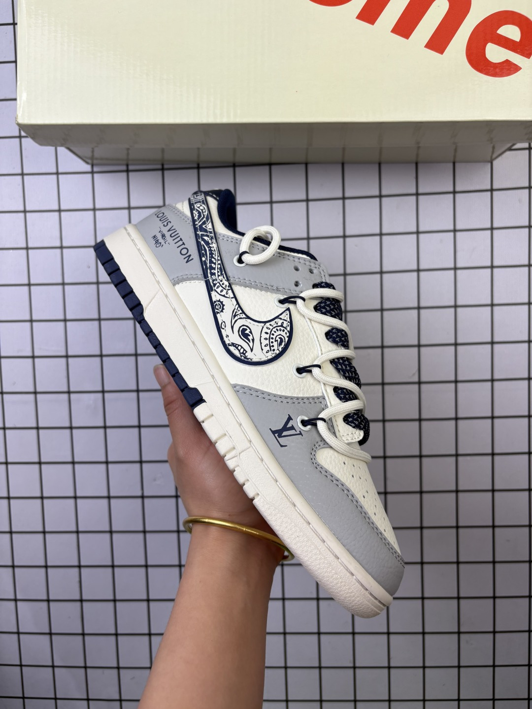 🈴💰150
NIKE DUNK SB LOW 全新配色  斯图西联名
定制Dunk SB顾名思义，具有经典的Dunk血缘，又注入了更多的时尚元素。相较于普通的Dunk滑板鞋，改良版的Dunk SB加厚了鞋舌的填充，使舒适性大大提升，同时也更方便穿脱；中底部分则加入了脚感柔软舒适Zoom Air气垫，有效吸收滑板等极限运动在落地时带来的冲击力，为街头运动者们提供更好的保护  
货号：DM6868 044
尺码：36 36.5 37.5 38 38.5 39 40 40.5 41 42 42.5 43 44 45
编码577