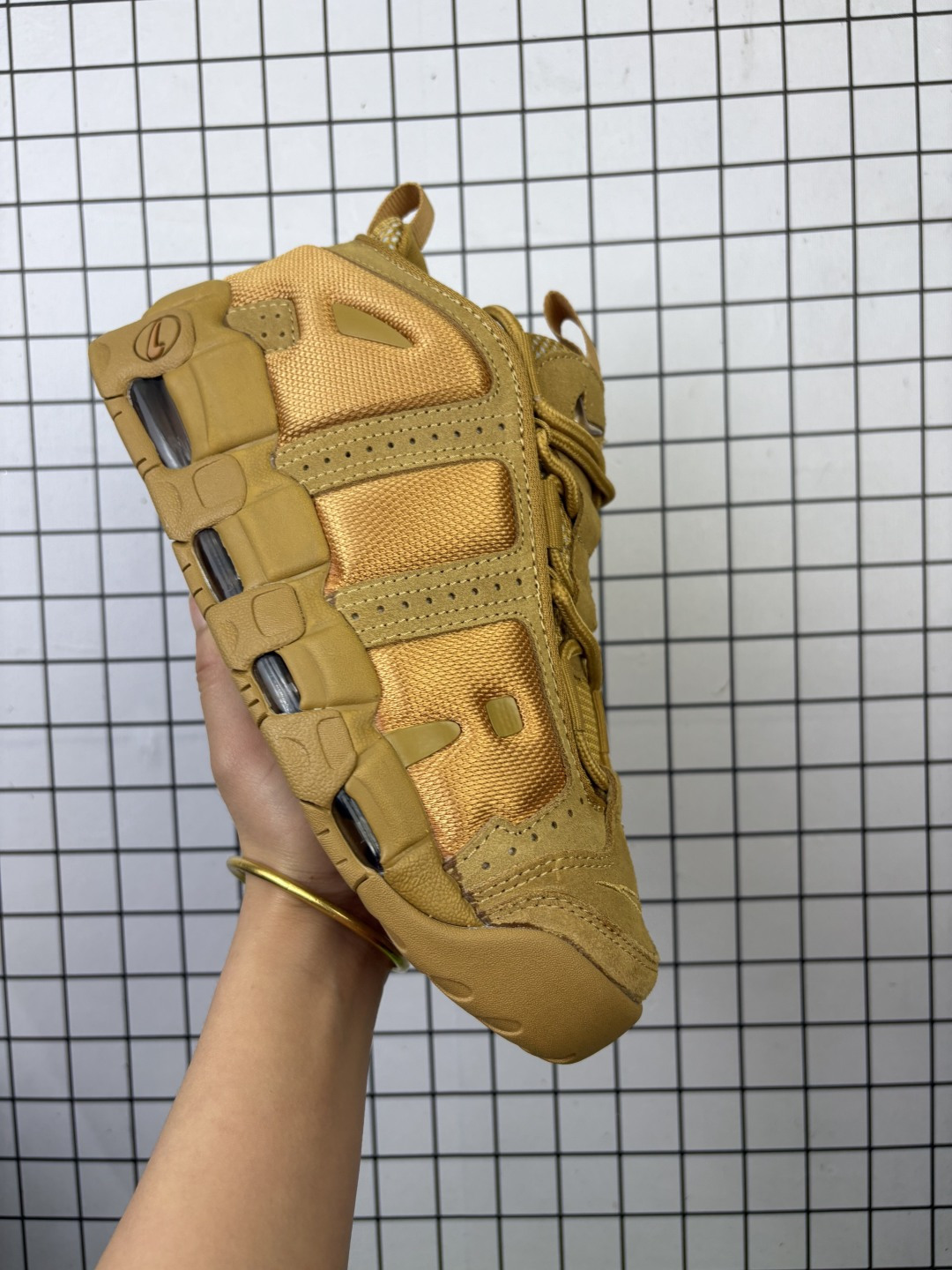 💰240
Nike/耐克 升级原楦原档案开发版型,采用同源一致牛巴磨砂革鞋面材质,市面最为修正全掌真气垫模具,清洁品控区别市面其他版本!!,可视全掌透明中底气垫❗低帮版「大 Air」新配色!颜值你打几分?耐克Nike Air More Uptempo Low"Black/Gum"皮蓬一代系列低帮经典高街百搭休闲运动文化篮球鞋 IM6649-001
类型:男鞋
码数:36-47
编码704