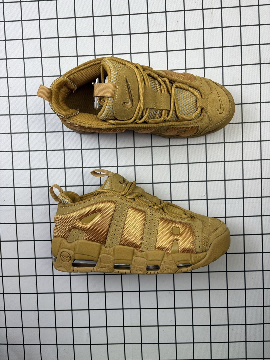 💰240
Nike/耐克 升级原楦原档案开发版型,采用同源一致牛巴磨砂革鞋面材质,市面最为修正全掌真气垫模具,清洁品控区别市面其他版本!!,可视全掌透明中底气垫❗低帮版「大 Air」新配色!颜值你打几分?耐克Nike Air More Uptempo Low"Black/Gum"皮蓬一代系列低帮经典高街百搭休闲运动文化篮球鞋 IM6649-001
类型:男鞋
码数:36-47
编码704