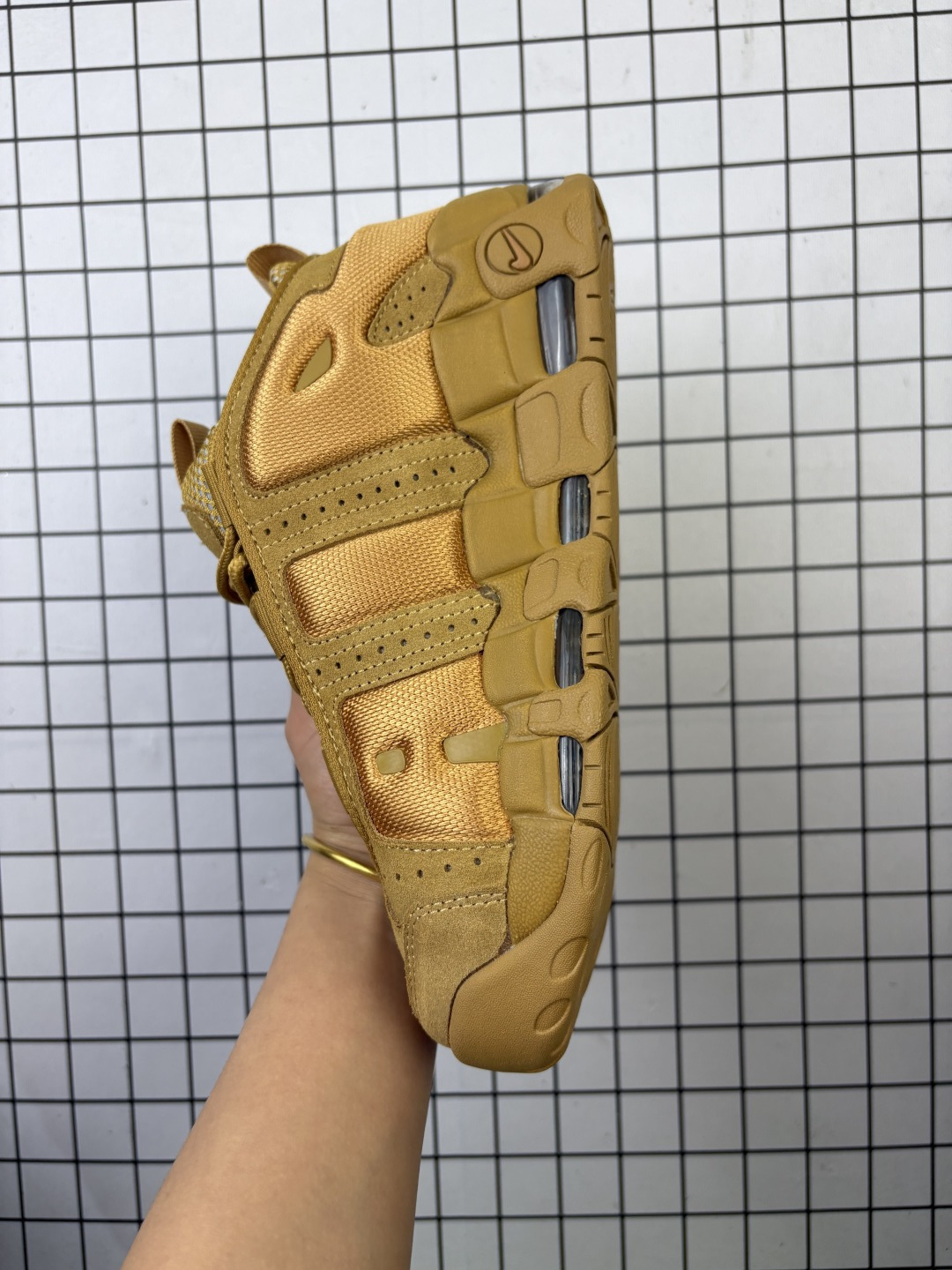 💰240
Nike/耐克 升级原楦原档案开发版型,采用同源一致牛巴磨砂革鞋面材质,市面最为修正全掌真气垫模具,清洁品控区别市面其他版本!!,可视全掌透明中底气垫❗低帮版「大 Air」新配色!颜值你打几分?耐克Nike Air More Uptempo Low"Black/Gum"皮蓬一代系列低帮经典高街百搭休闲运动文化篮球鞋 IM6649-001
类型:男鞋
码数:36-47
编码704