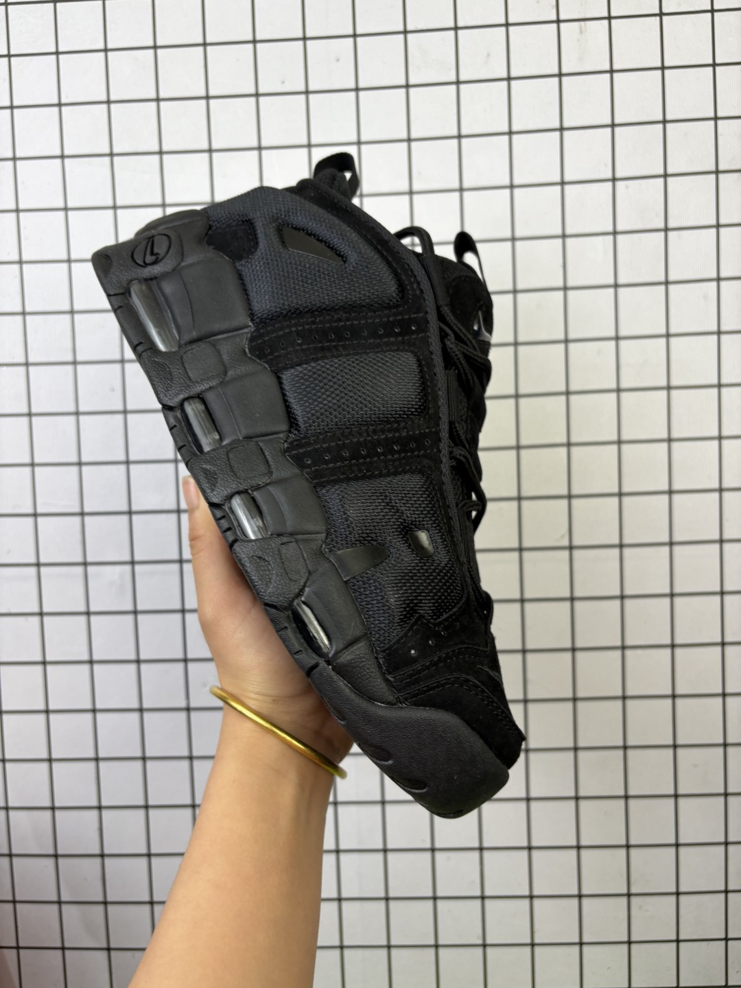 💰240
Nike/耐克 升级原楦原档案开发版型,采用同源一致牛巴磨砂革鞋面材质,市面最为修正全掌真气垫模具,清洁品控区别市面其他版本!!,可视全掌透明中底气垫❗低帮版「大 Air」新配色!颜值你打几分?耐克Nike Air More Uptempo Low"Black/Gum"皮蓬一代系列低帮经典高街百搭休闲运动文化篮球鞋 IM6649-001
类型:男鞋
码数:36-47
编码704